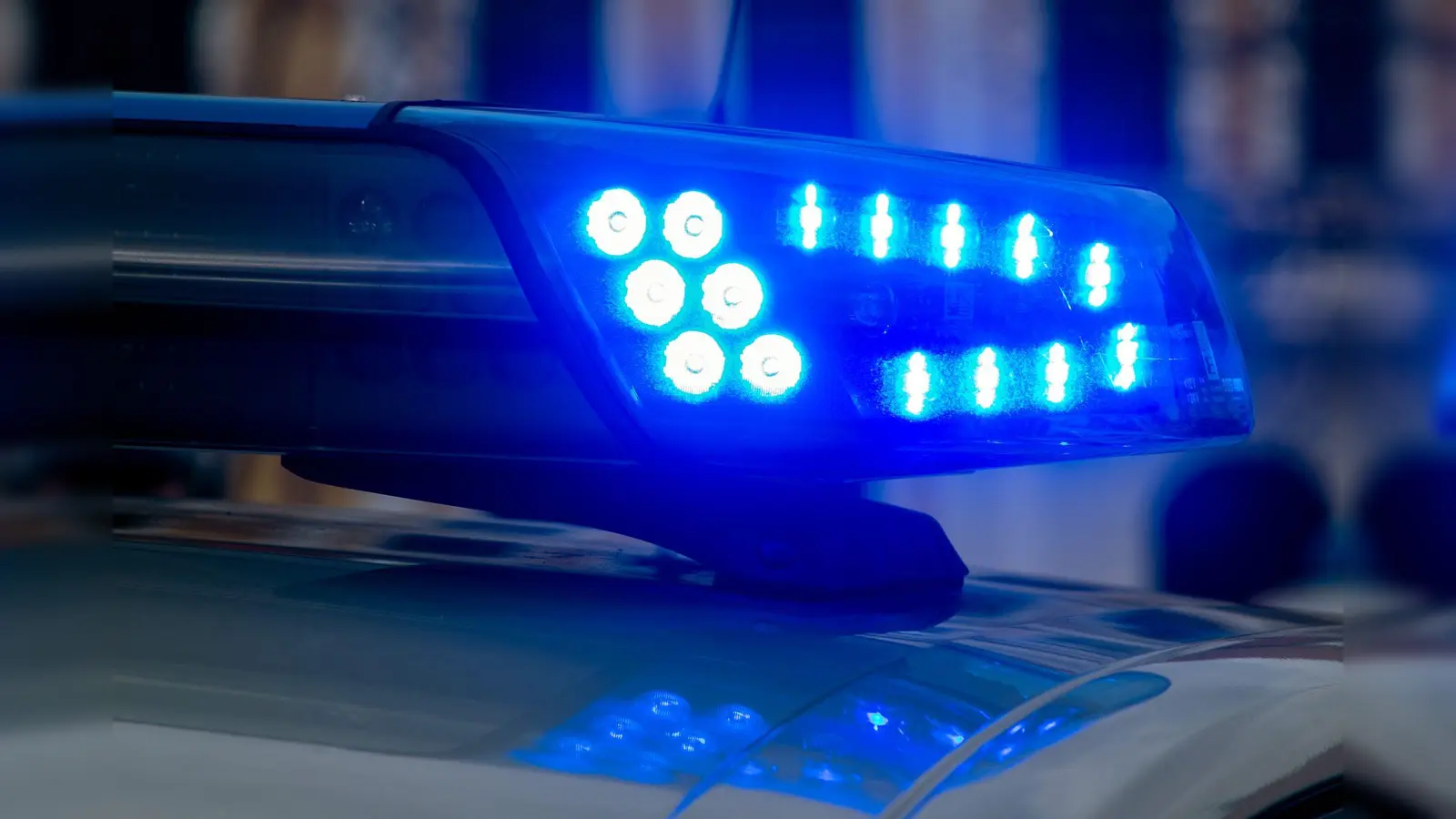 Die Auerbacher Polizei ist auf der Suche nach einem Fahrerflüchtigen, der am Norma-Parkplatz nach einem Unfall einfach davongefahren sein soll.  (Symbolbild: Marijan Murat/dpa)