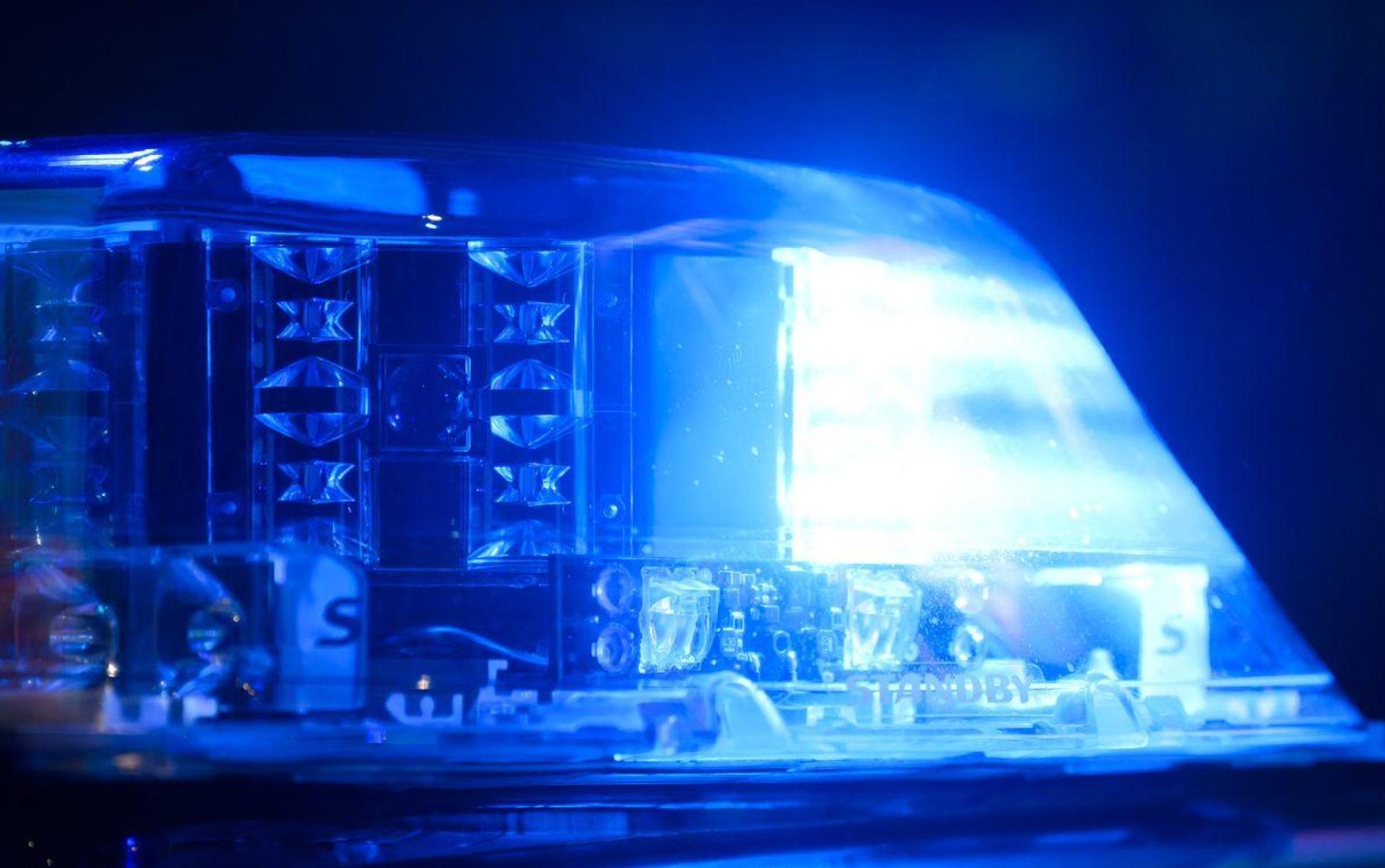 Eine 45-jährige Frau aus Amberg täuschte einen Unfall vor, um einen echten Unfall auf der Autobahn zu vertuschen.  (Symbolbild: Julian Stratenschulte/dpa)