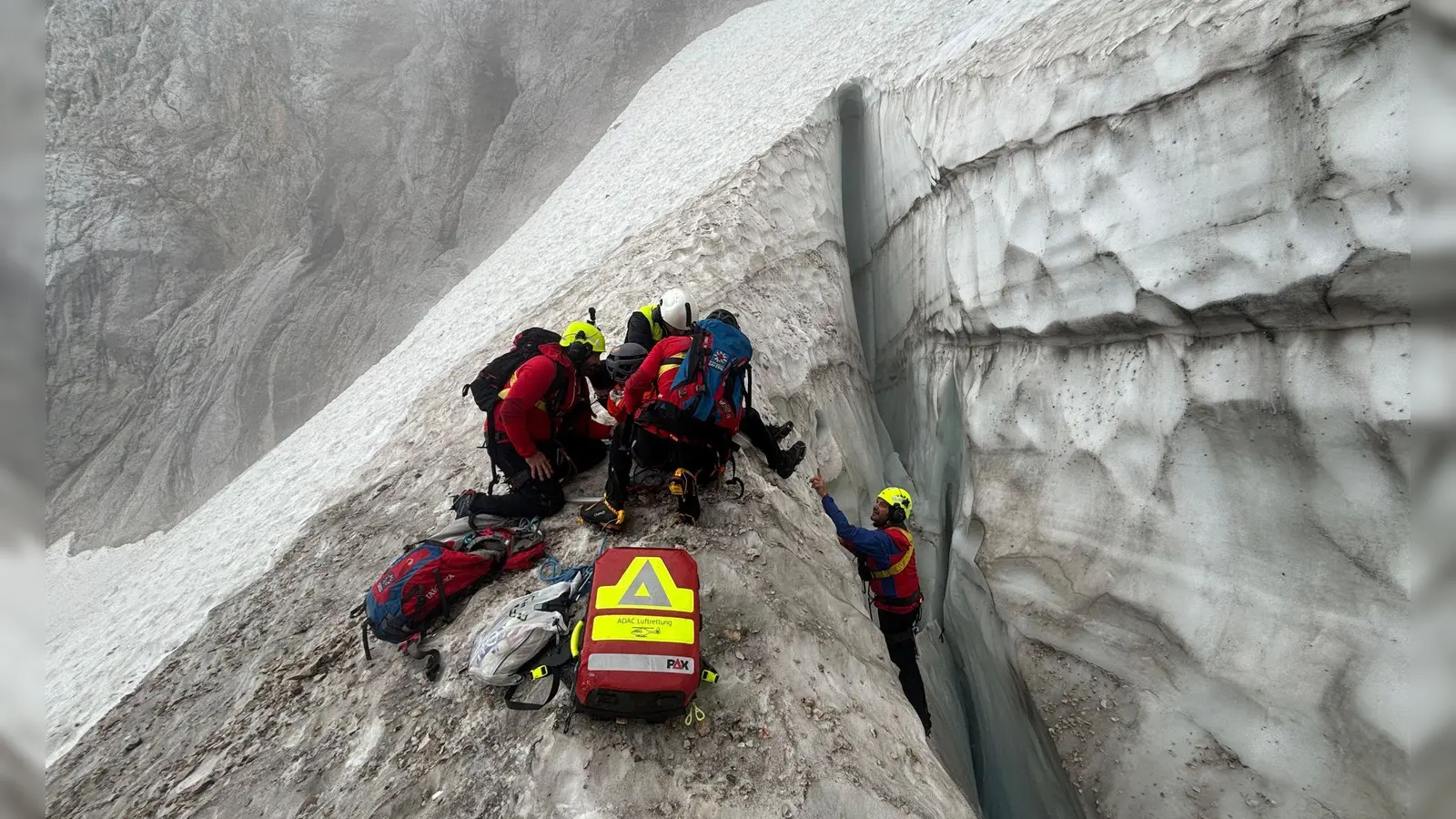 Die Bergwacht Grainau rettet einen Mann am Höllentalferner aus einer Gletscherspalte. (Bild: Tobias Stöffelbauer/Bergwacht Grainau/dpa)