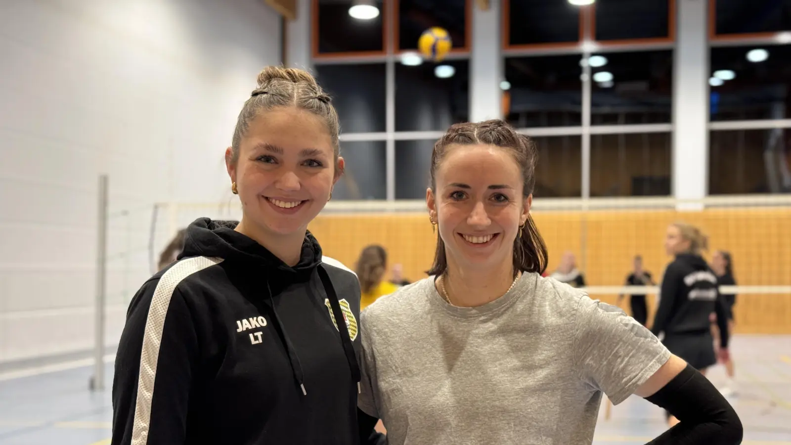 Immer am Ball - die beiden Volleyballerinnen Lorena Tilgen (links) und Elli Kiehn des SV Hahnbach. (Bild: Dominik Mark)