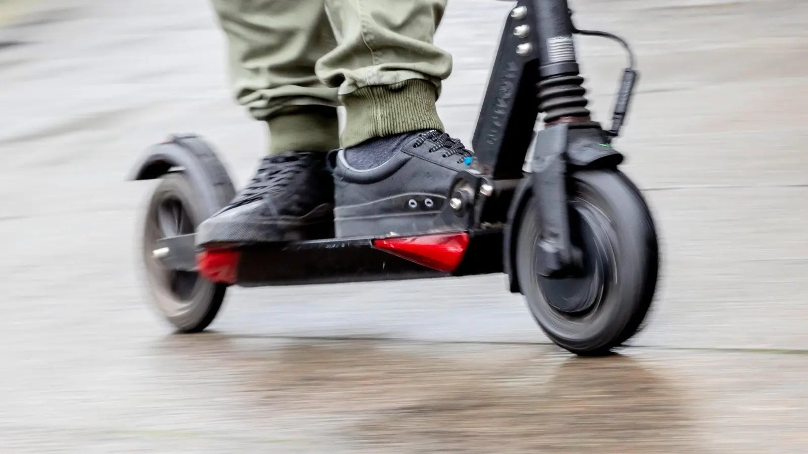 Ein Mann fährt mit einem E-Scooter auf dem Gehweg. (Archivbild: Christoph Soeder)