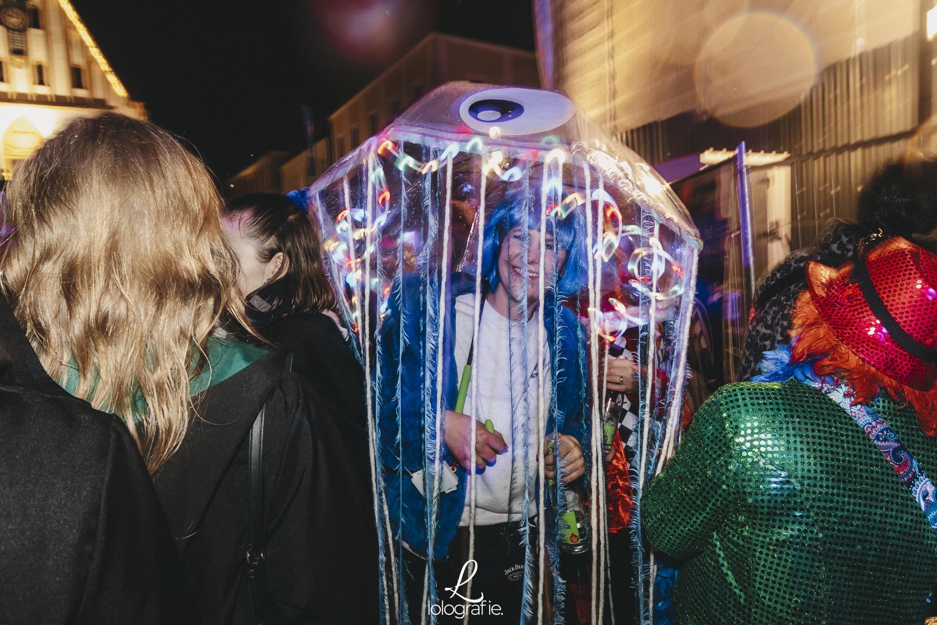 Hexennacht in Amberg. Die Fotos vom Weiberfasching am Marktplatz, exklusiv auf Amberg24.de (Bild: Lolografie)