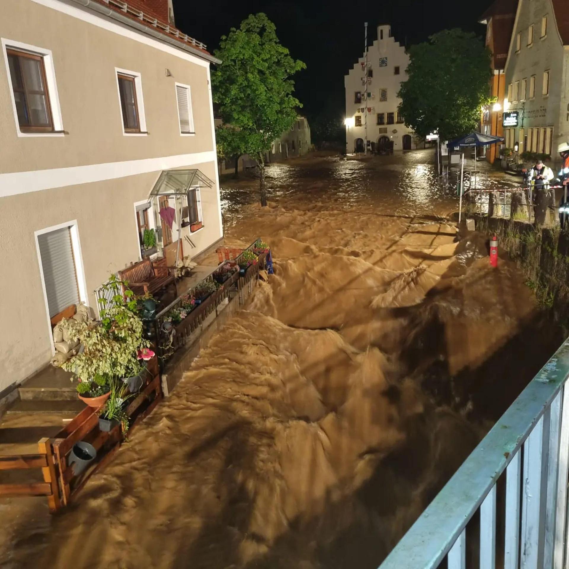 Erneut war der Markt Kastl betroffen. Elf Tage nach der bundesweit beachteten Sturzflut, stand der Marktplatz am Samstagabend ein weiteres Mal unter Wasser. (Bild: Feuerwehr Kastl)