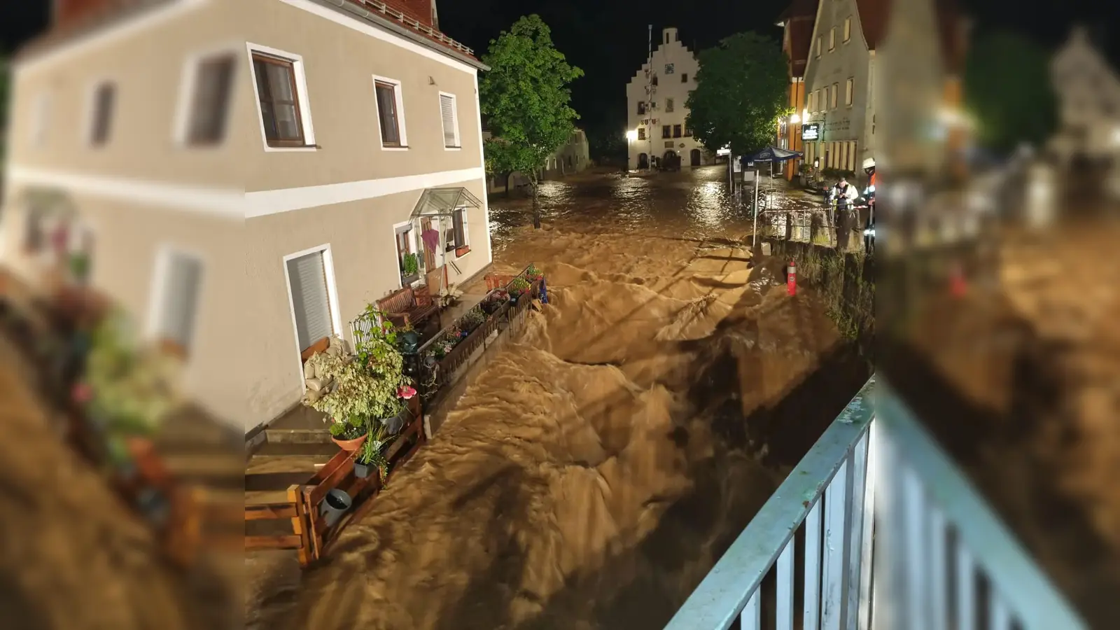 Erneut war der Markt Kastl betroffen. Elf Tage nach der bundesweit beachteten Sturzflut, stand der Marktplatz am Samstagabend ein weiteres Mal unter Wasser. (Bild: Feuerwehr Kastl)