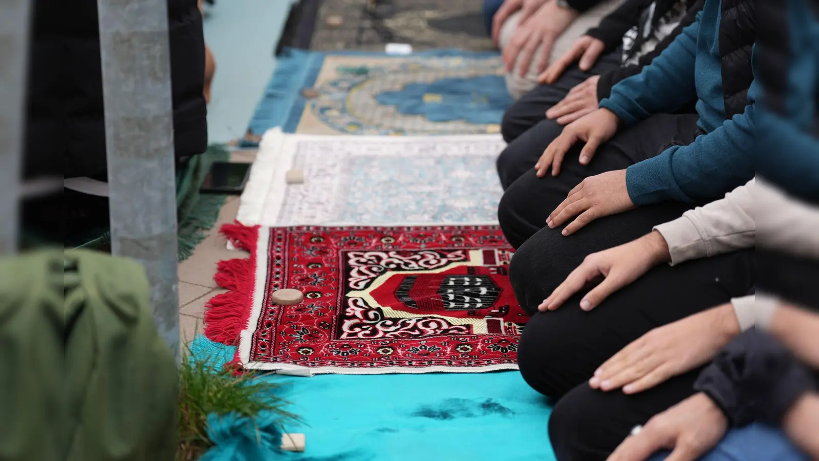 Das gemeinsame Beten ist ein wichtiger Bestandteil des Ramadan. (Bild: Marcus Brandt/dpa)