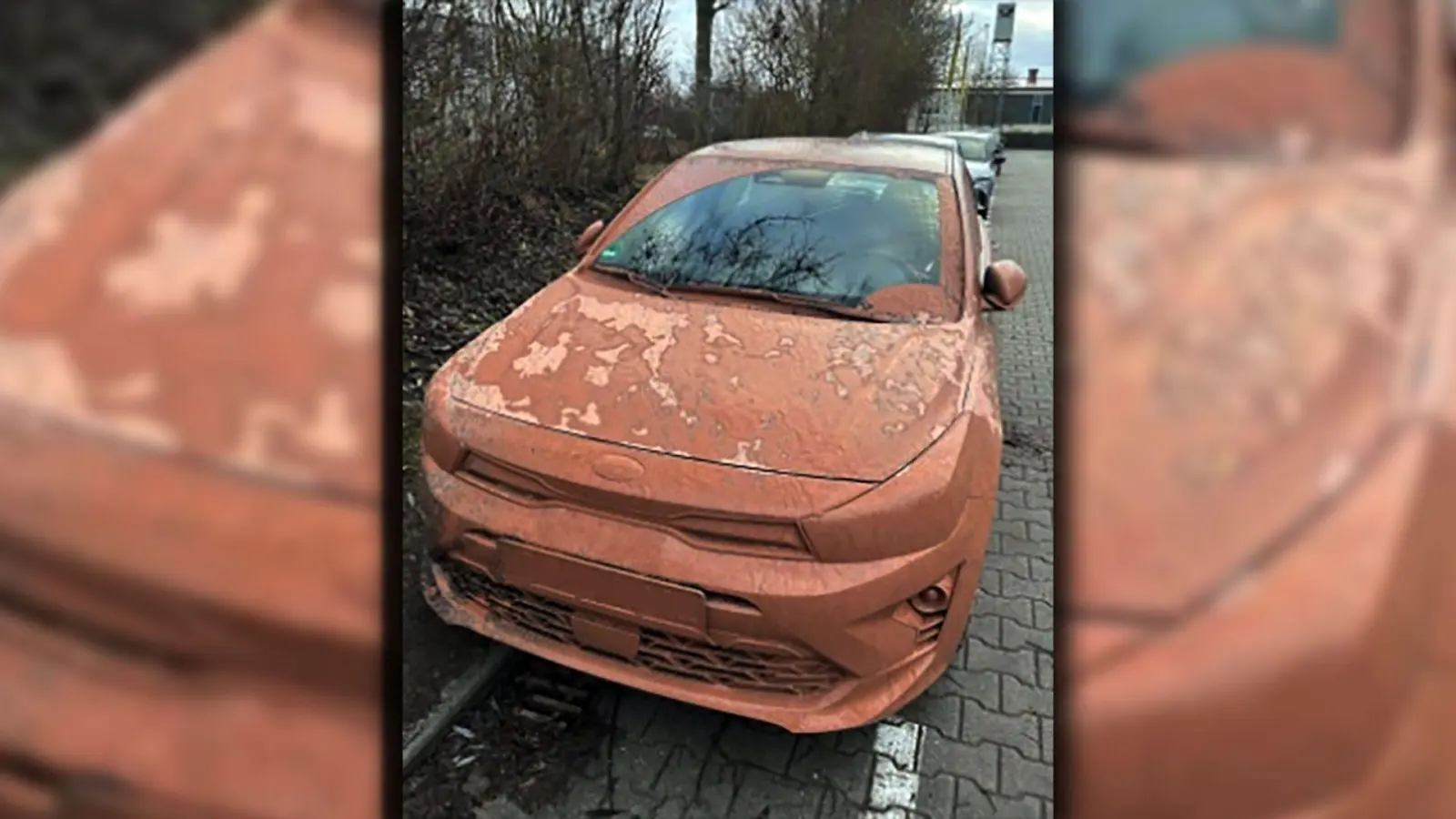 Ein ungewöhnlicher Unfall: Komplett mit Schlamm überzogen wurde dabei das Auto einer Frau aus dem Landkreis Amberg-Sulzbach. (Bild: Polizeiinspektion Amberg)