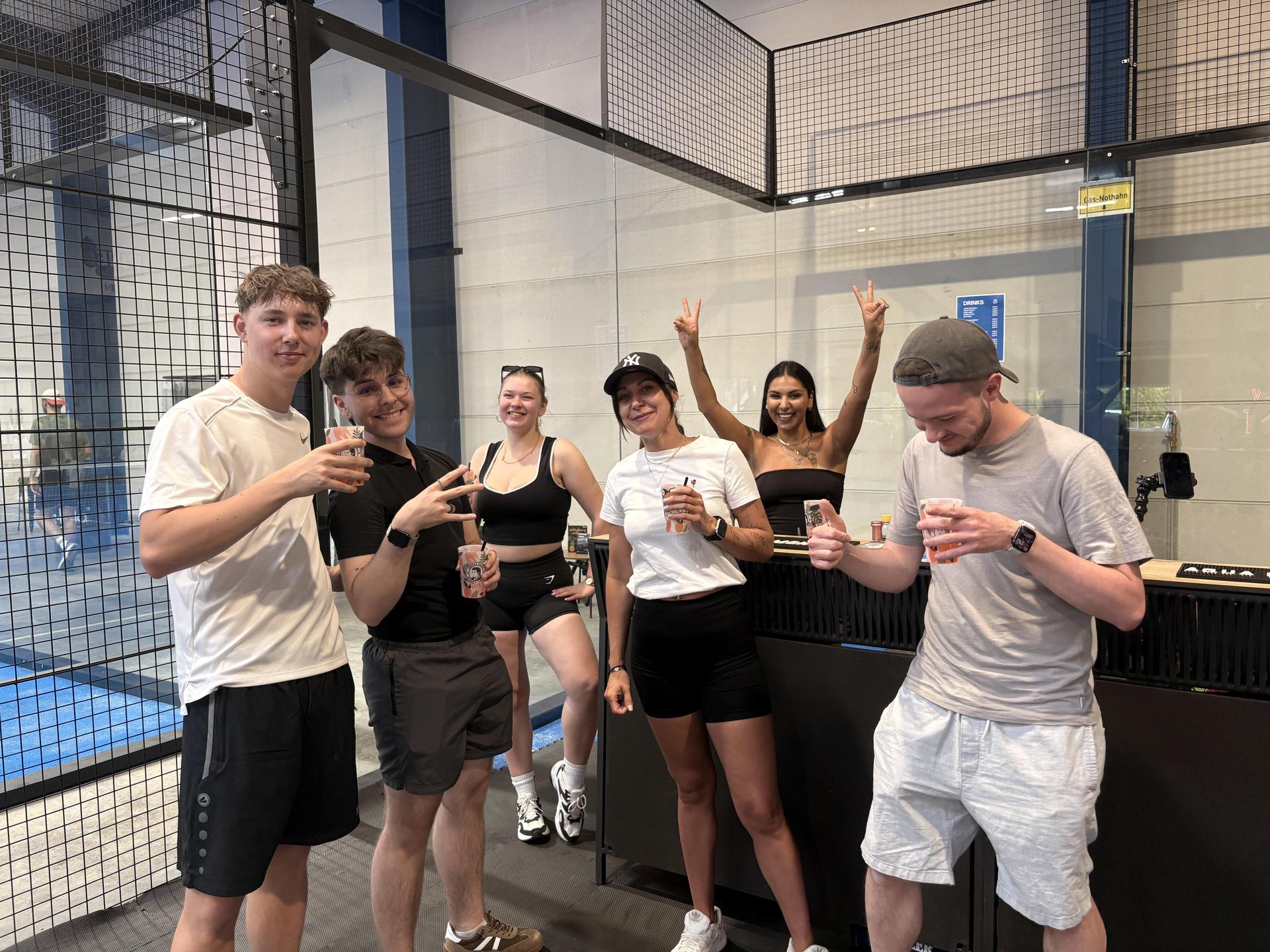 Daydrinking im Pine Padel Club. (Bild: Lukas Büchold)