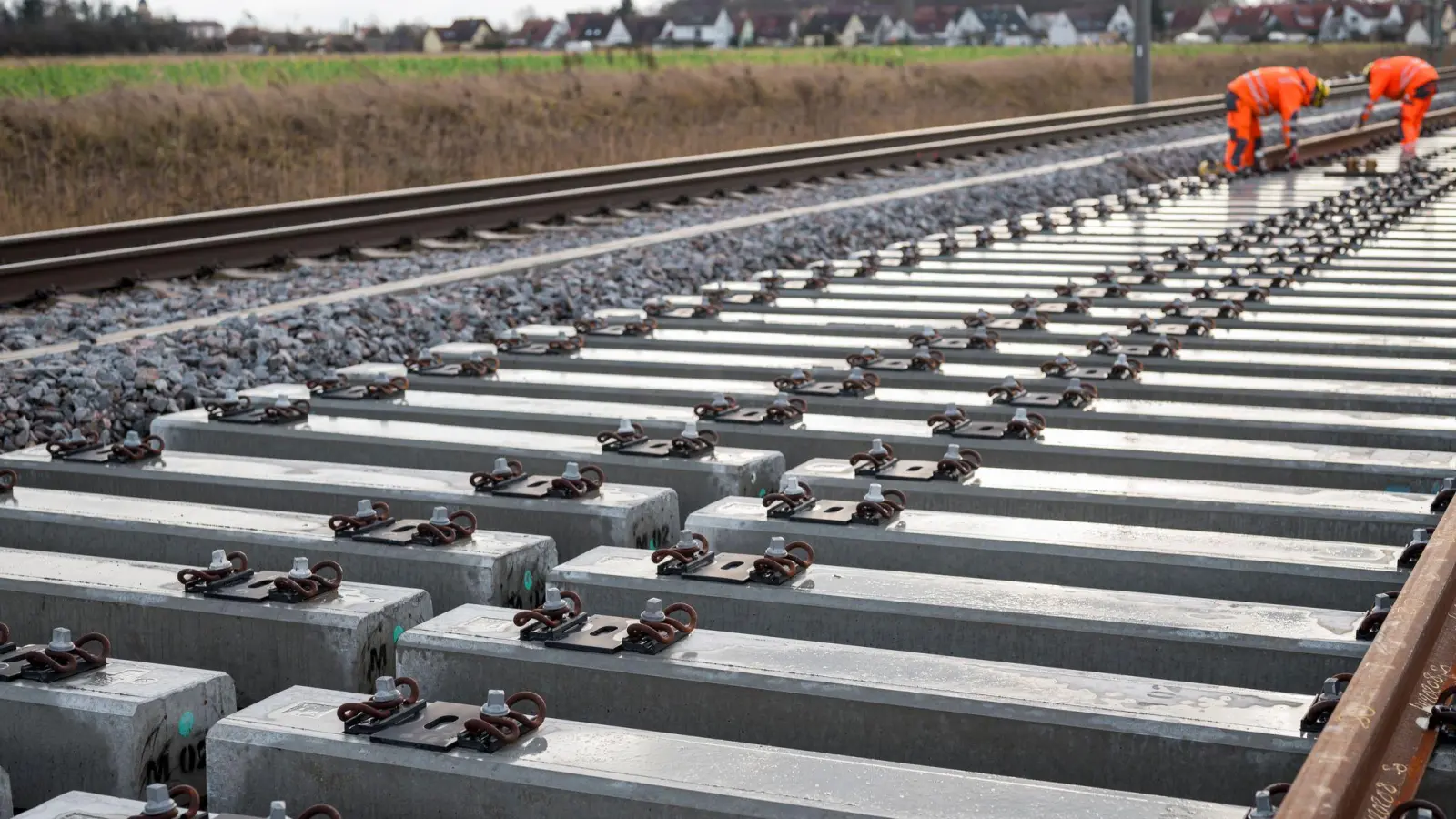 Würde die Bahnstrecke nicht voll gesperrt werden, würde das die Bauarbeiten laut der Bundesnetzagentur beträchtlich verlängern. (Bild: Daniel Vogl/dpa)