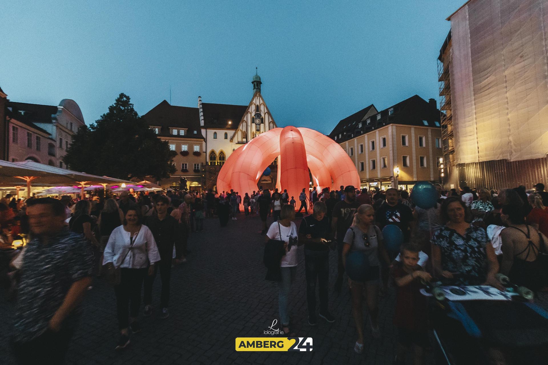 Musik, Essen und leuchtende Kunst: Während der Luftnacht in Amberg war viel los.  (Bild: Lolografie)