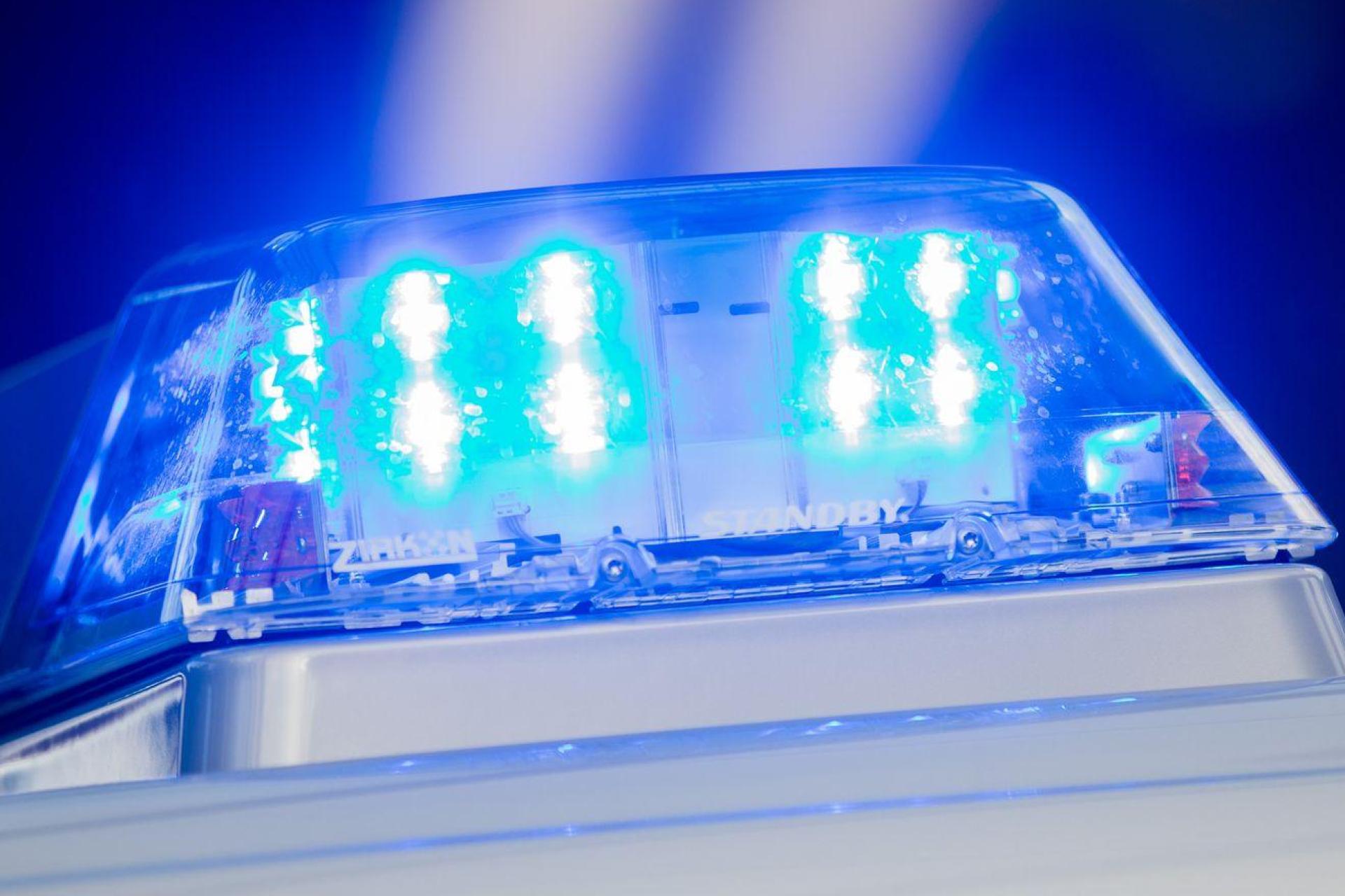 Die Beamten staunten nicht schlecht, als sie das Motorrad in der Wohnung sahen. (Symbolbild) (Bild: Rolf Vennenbernd/dpa)