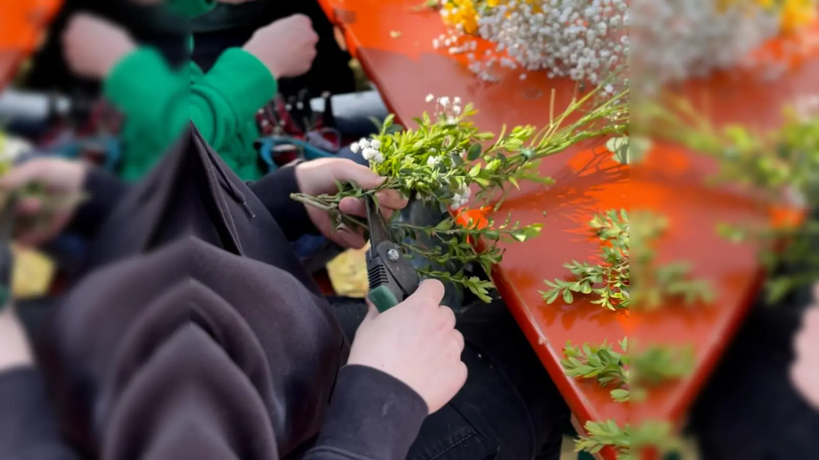 Die Basis für die Kränze ist Buchs, darauf kommen Schleierkraut und gelbe Rosen. (Bild: knz)