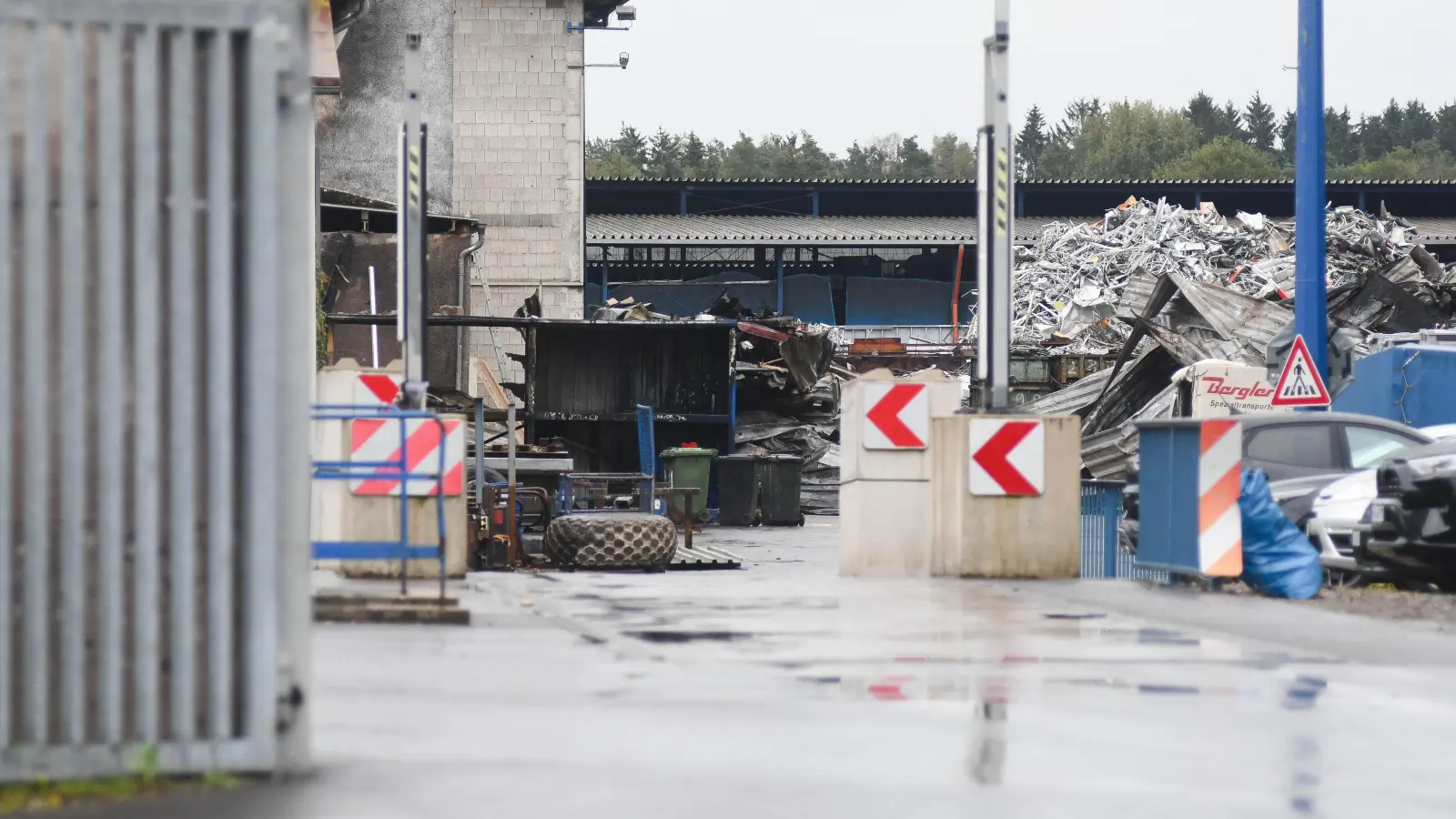 Rußgeschwärzte Mauern zeugen am Montag vom nächtlichen Brand in Steinfels. (Bild: Gabi Schönberger)