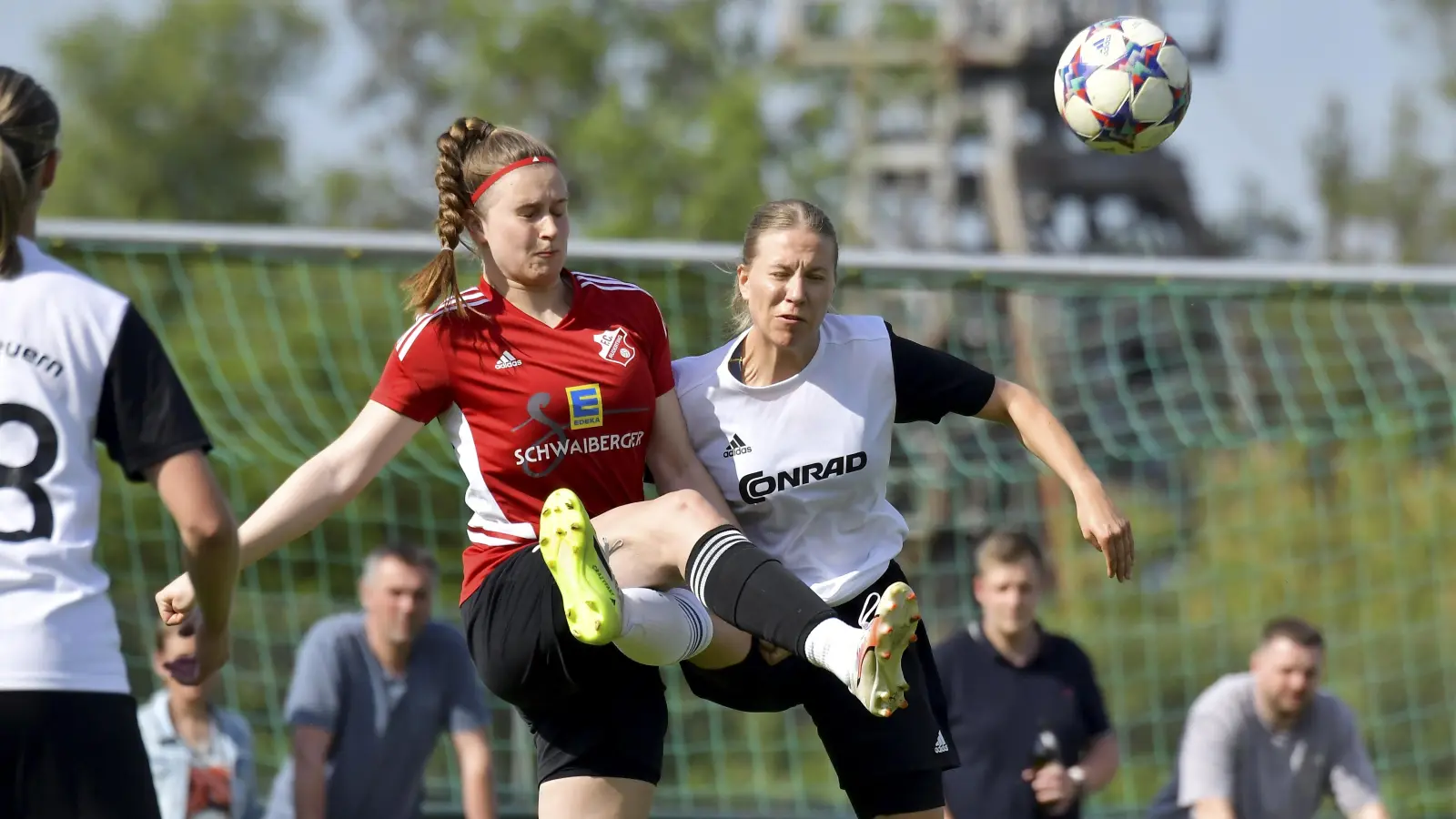  Lena Kattner (rechts) vom TSV Theuern und Selina Zieringer (links) vom FC Ruderting im Kampf um den Ball. Beim letzten Duell der beiden Teams im Mai musste sich Theuern 0:1 geschlagen geben.  (Archivbild: Hubert Ziegler)