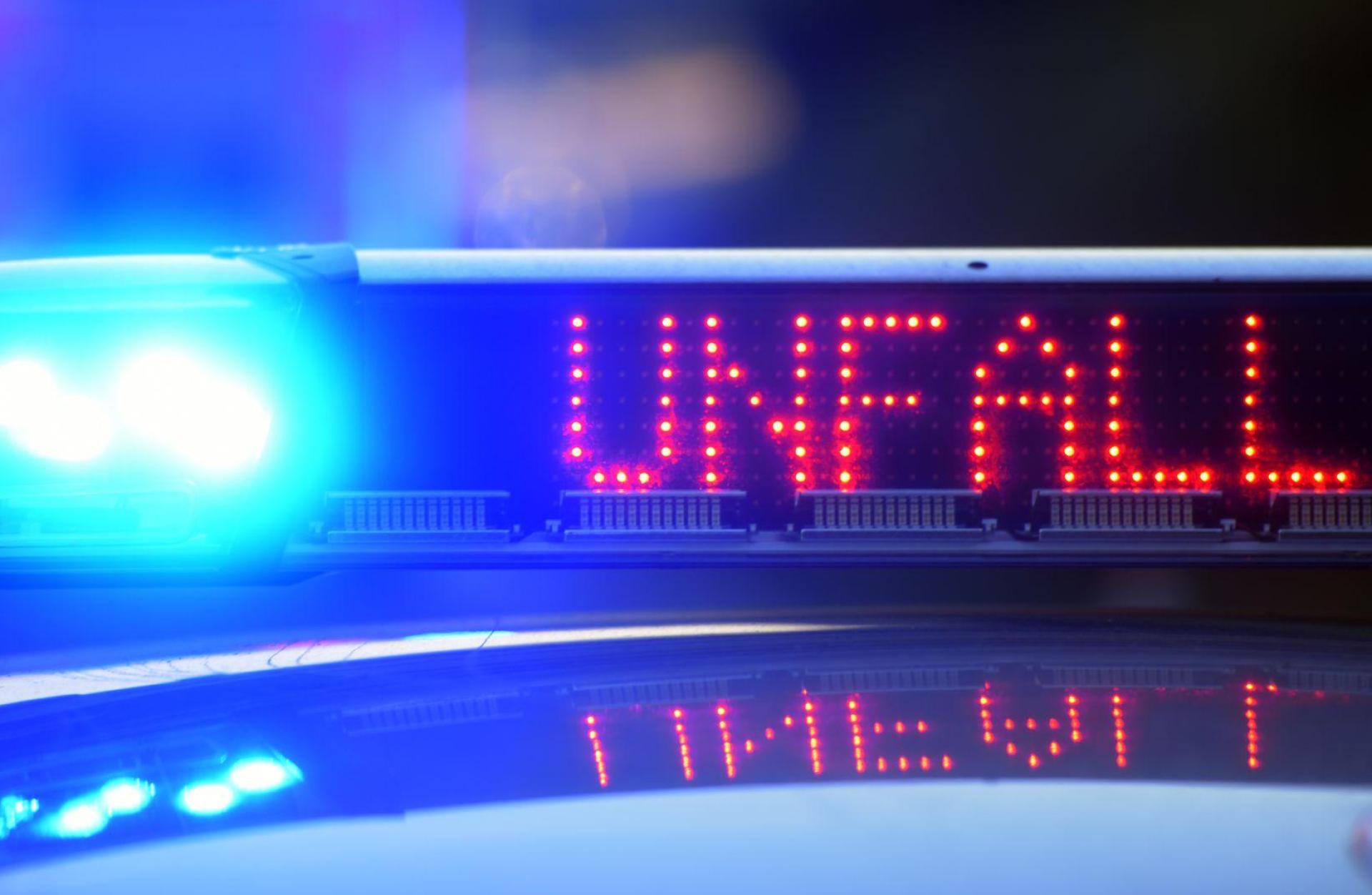 Auf der B85 bei Amberg kam es am Sonntagmittag zu einem schweren Verkehrsunfall. (Symbolbild: Stefan Puchner/dpa)