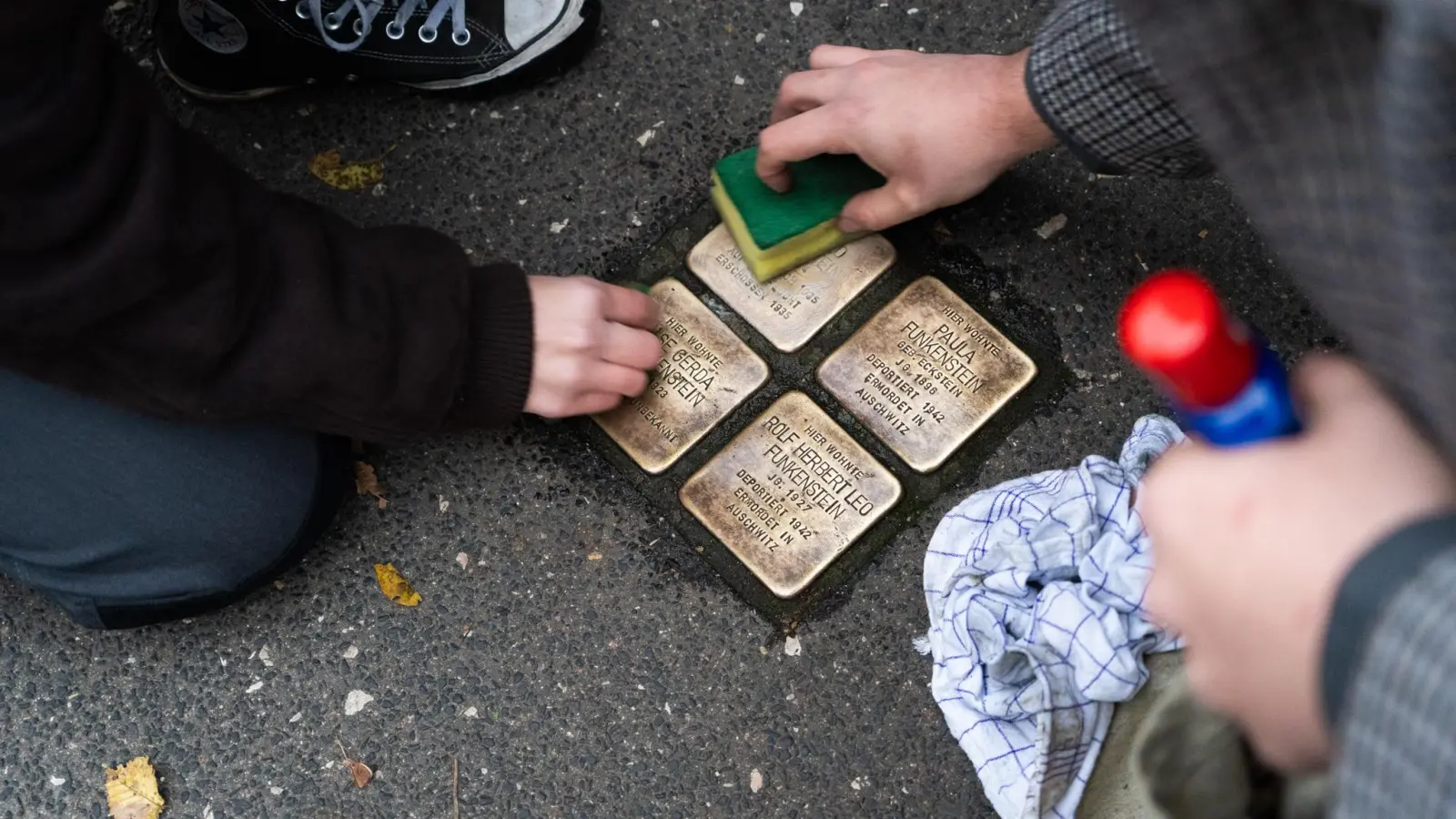 Am besten putzt man Stolpersteine mit Essig-Salz-Wasser oder Messingreiniger. (Bild: knz)