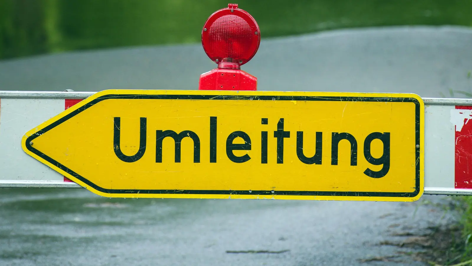 Weil er derzeit mehr sicher ist, wird der Dammweg in Amberg gesperrt. (Symbolbild: David Ebener/dpa)