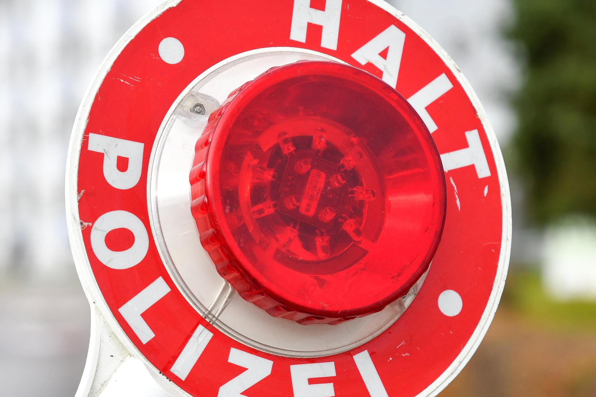 Ein 19-jähriger Fahrer flüchtet in Regensburg vor der Polizei. Die Beamten stoppen das Fahrzeug nach einer Verfolgungsfahrt. (Symbolbild: Petra Hartl)