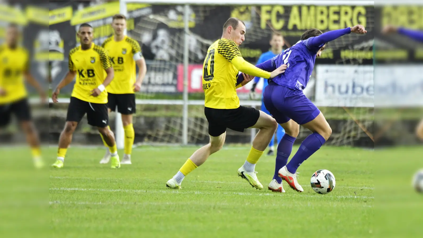 Florian Knauer (links) erzielte das 1:0 für den FC Amberg.  (Bild: Hubert Ziegler)
