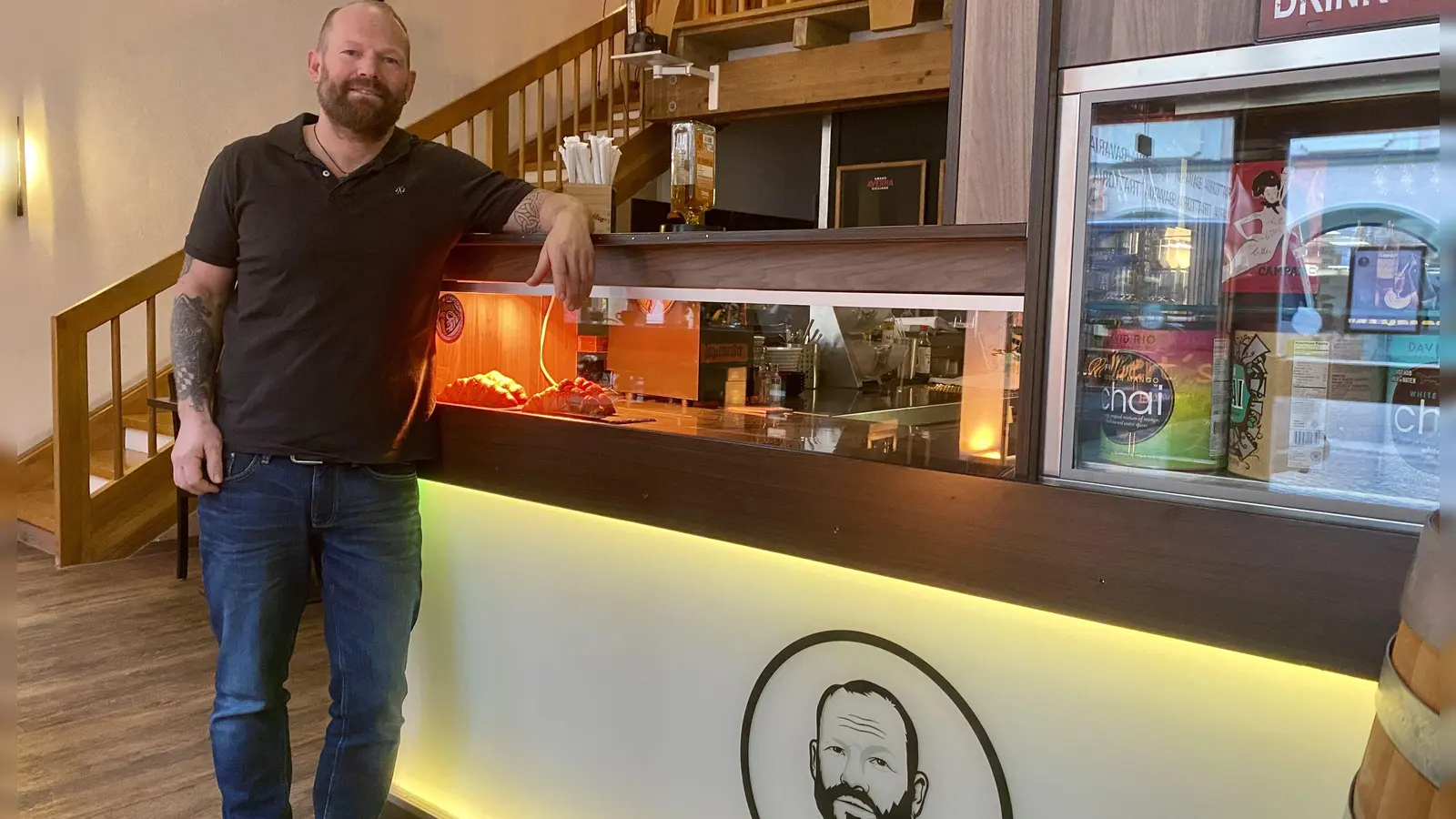 Sein Gesicht ist zur Marke geworden: Robert Schaarschmidt an der Theke des Roberts. (Bild: upl)