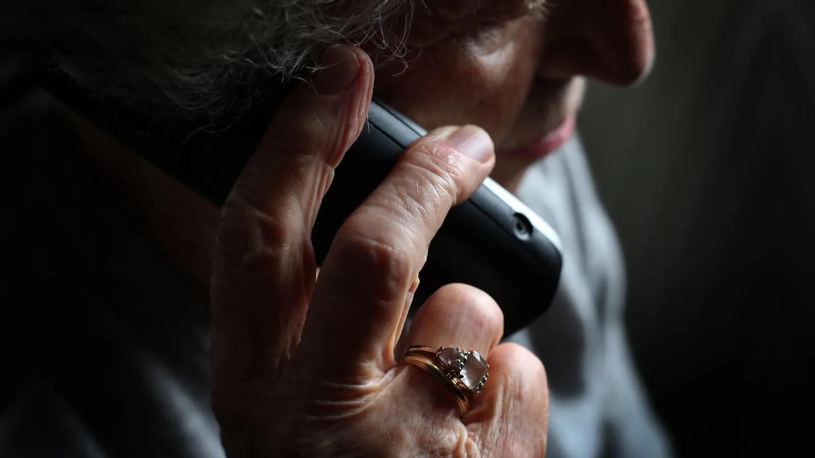 Ein Betrüger hat sich am Telefon als Sparkassenmitarbeiter ausgegeben und so fast 5000 Euro erbeutet. (Symbolbild: Karl-Josef Hildenbrand/dpa)