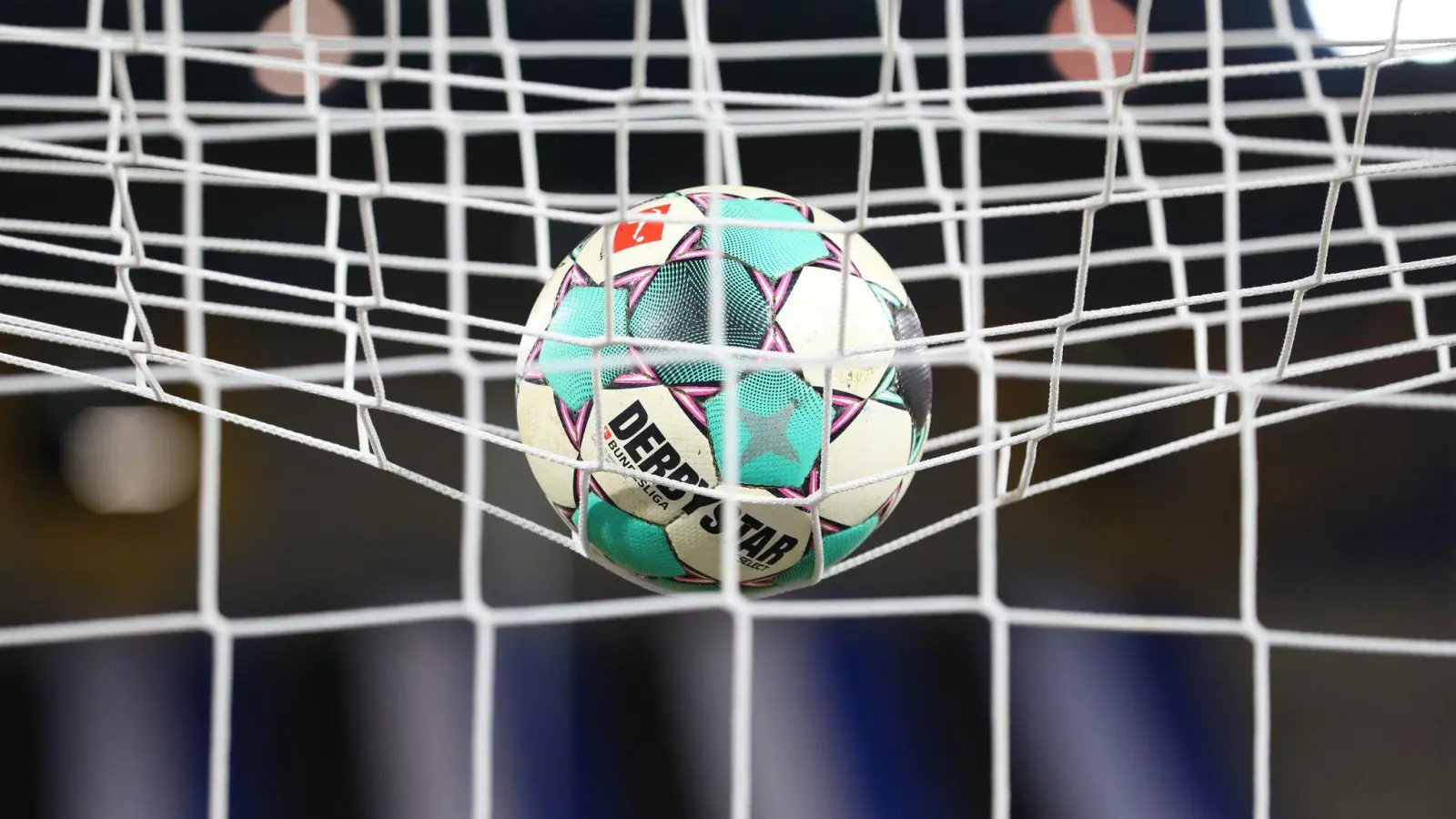 Torwart Bastian Rubenbauer wurde für den „Bayern-Treffer des Monats” nominiert.  (Symbolbild: Friso Gentsch/dpa/Symbolbild)