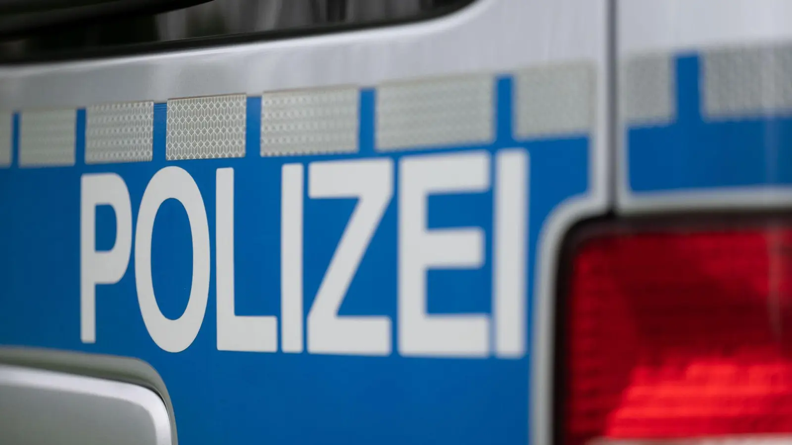 In Amberg hat ein 17-Jähriger Schnaps gestohlen und wurde dabei erwischt. (Symbolbild: David Inderlied/dpa)