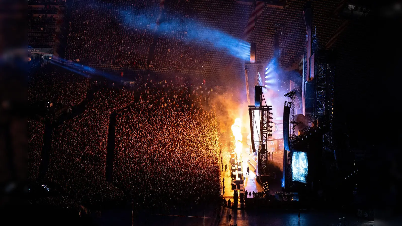 Tausende Zuschauer verfolgen das Konzert der Band Rammstein im Münchner Olympiastadion. (Bild: Sven Hoppe/dpa)