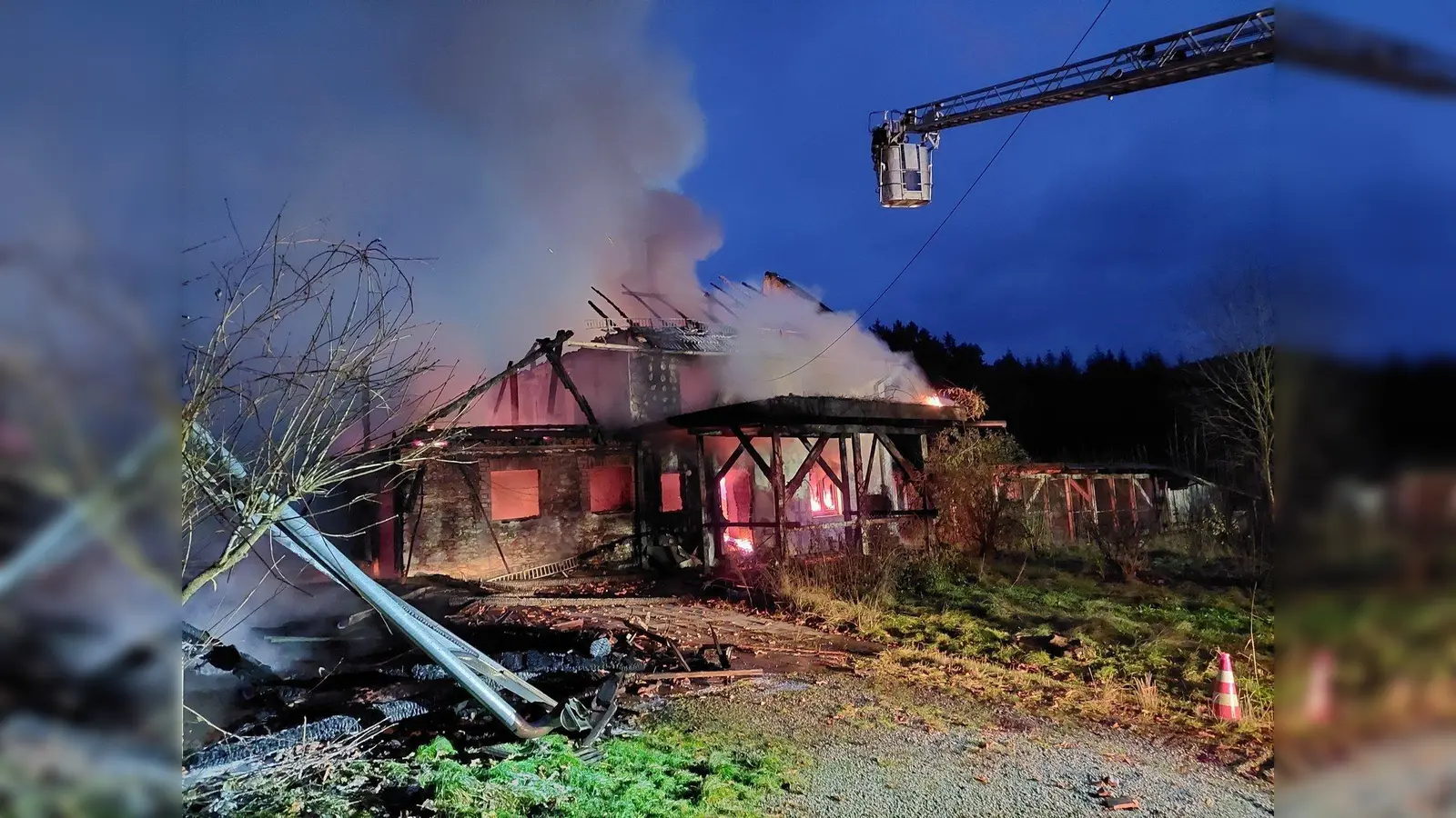 Im Landkreis Cham hat am Montagmorgen ein Wohnhaus gebrannt. (Bild: Stephanie Bucher)