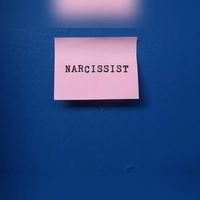 Ob und wie ihr eine Person mit narzisstischen Personen erkennt, lest ihr hier. (Bild: ariya j/Adobe)
