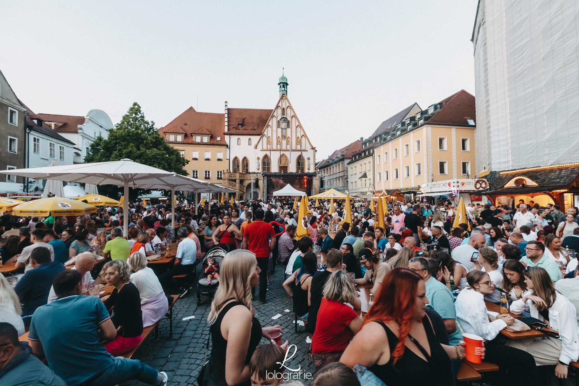 Das war am Marktplatz am Amberger Altstadtfest los! (Bild: Lolografie)