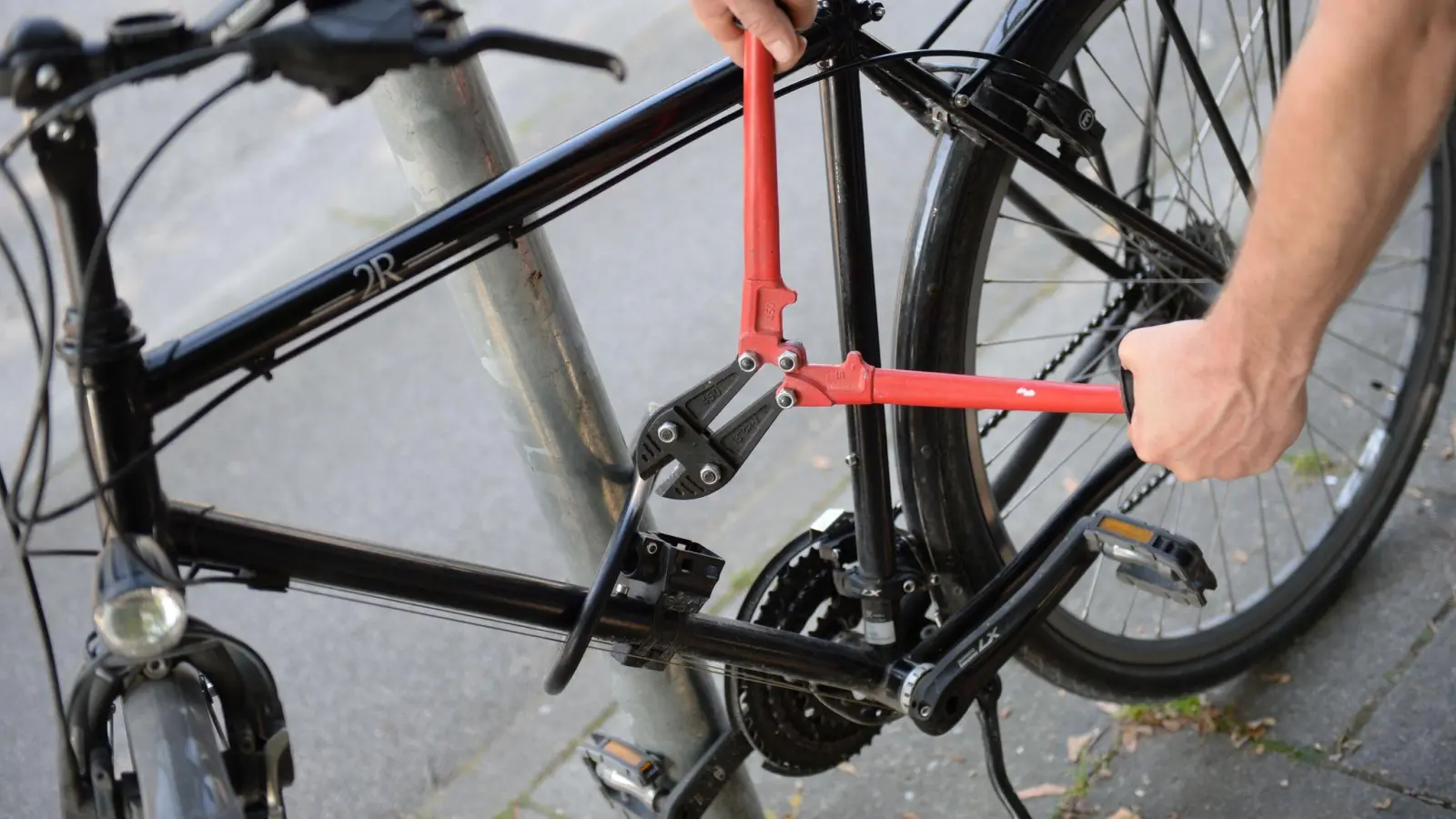 Der Besitzer hatte zwei Fahrräder mit einem Kettenschloss gesichert - trotzdem sind sie aus einer Tiefgarage in Kümmersbruck gestohlen worden.  (Symbolbild: Andreas Gebert/dpa)