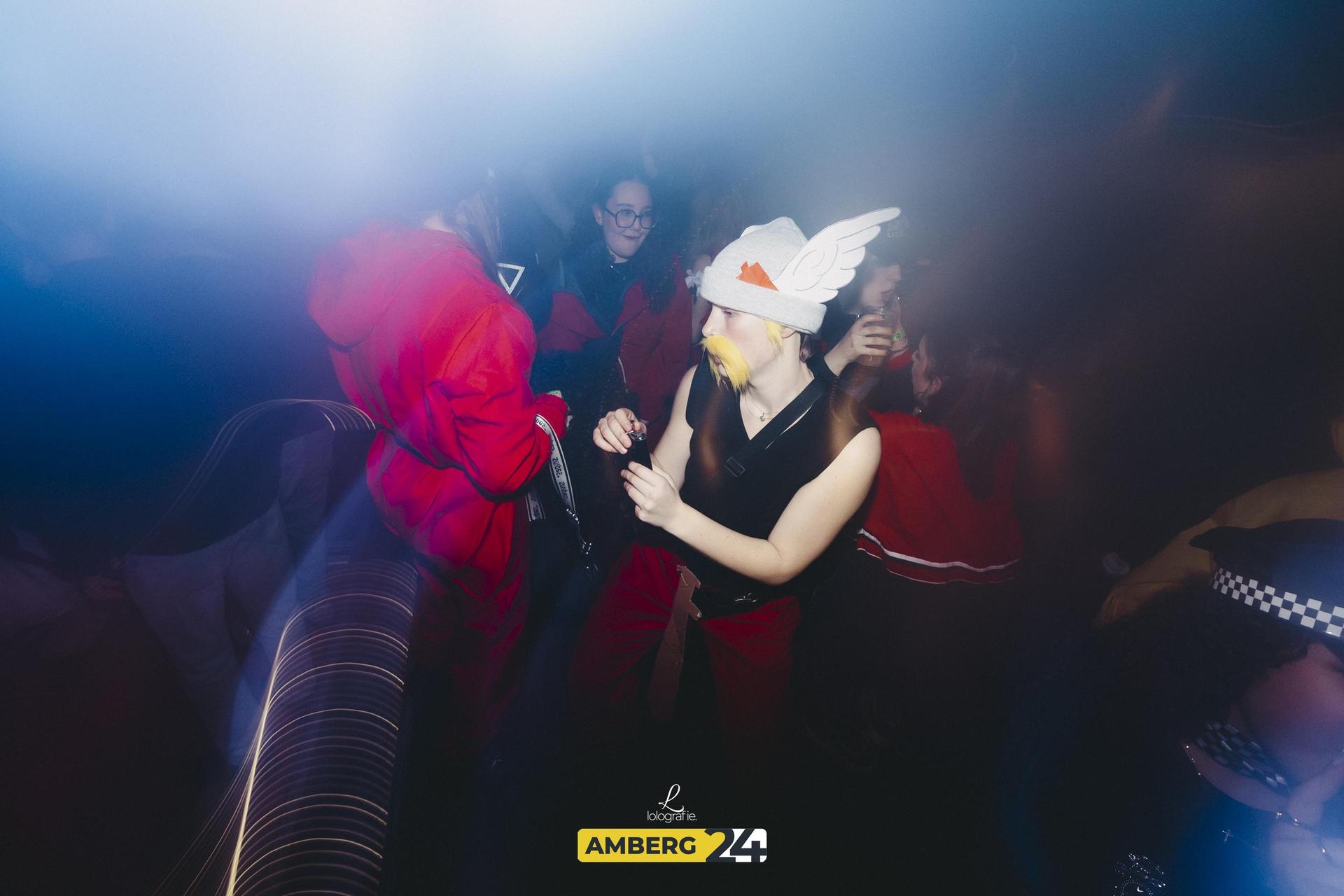 Im Trio wurde während der Hexennacht gefeiert. Viel Spaß mit den Fotos. (Bild: Leonie Hartung)
