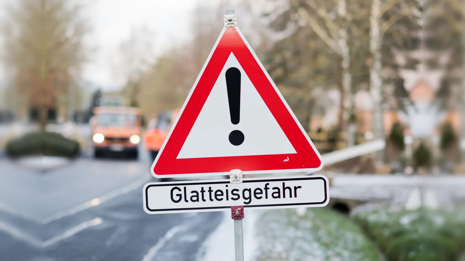 Am Mittwoch, 17. Januar, fällt in Teilen der Oberpfalz aufgrund der zu erwartenden Wetterlage der Präsenzunterricht aus. (Symbolbild: Julian Stratenschulte/dpa)