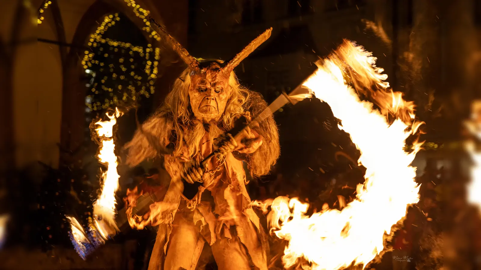 Das Spielt mit dem Feuer will auch für Perchten geübt sein.  (Bild: Melanie Martinu
Melanie Martinu Photography)
