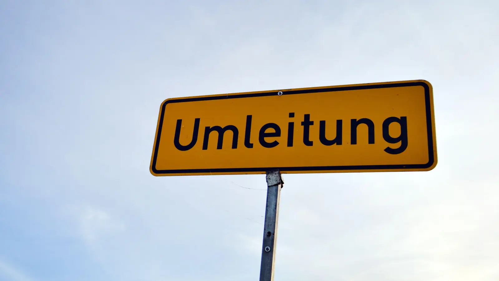 Um einen Kran abzubauen, muss am Donnerstag der Viehmarkt gesperrt werden. Die Umleitung erfolgt über die Jesuitenfahrt und Lange Gasse. (Symbolbild: Marc Tirl/dpa)