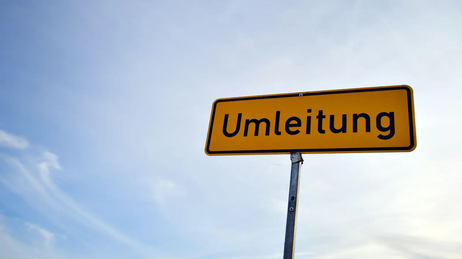 Um einen Kran abzubauen, muss am Freitag der Viehmarkt gesperrt werden. Die Umleitung erfolgt über die Jesuitenfahrt und Lange Gasse. (Symbolbild: Marc Tirl/dpa)