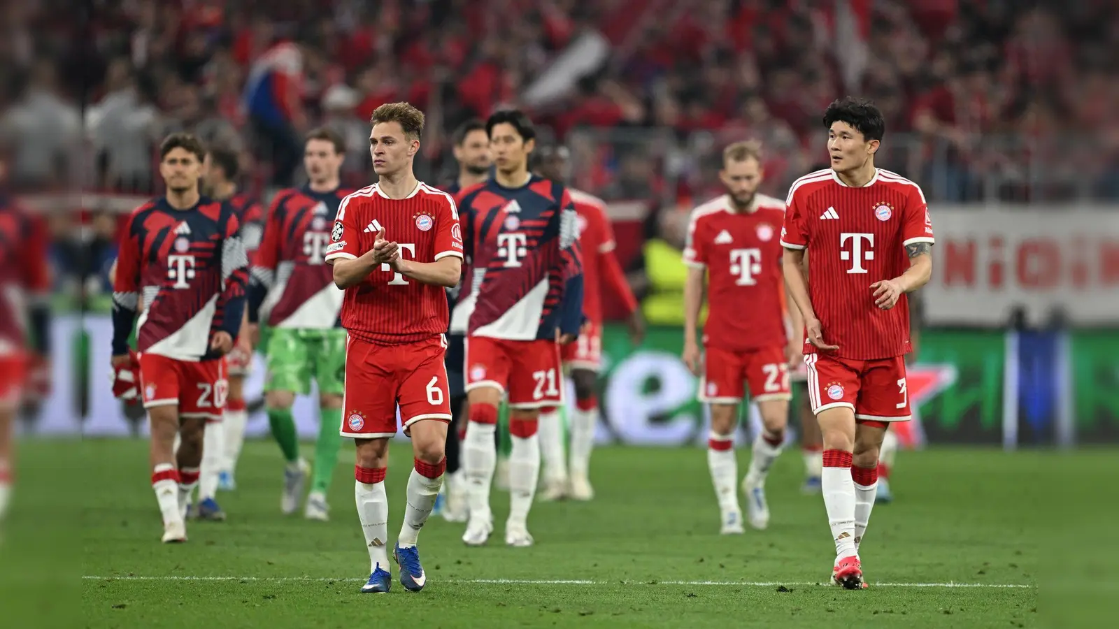 Die Bayern-Spieler bedanken sich nach der Partie bei den Fans. (Bild: Sven Hoppe/dpa)