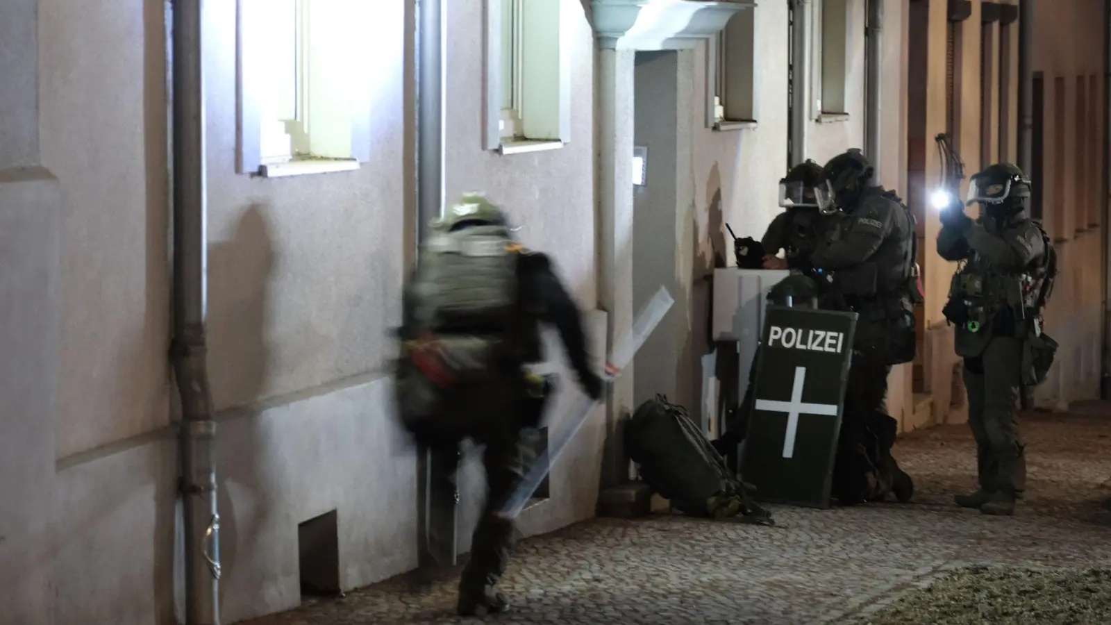 Am frühen Morgen durchsucht die Polizei in Zusammenhang mit der Attacke auf dem Weihnachtsmarkt ein Wohnhaus. (Bild: Sebastian Willnow/dpa)