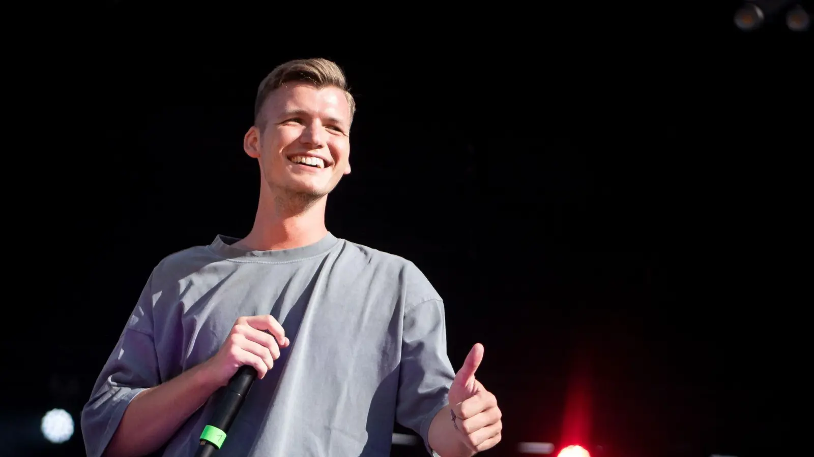 Julian Sommer singt über „Peter Pan“ und „Arielle“. (Bild: Sina Schuldt/dpa)