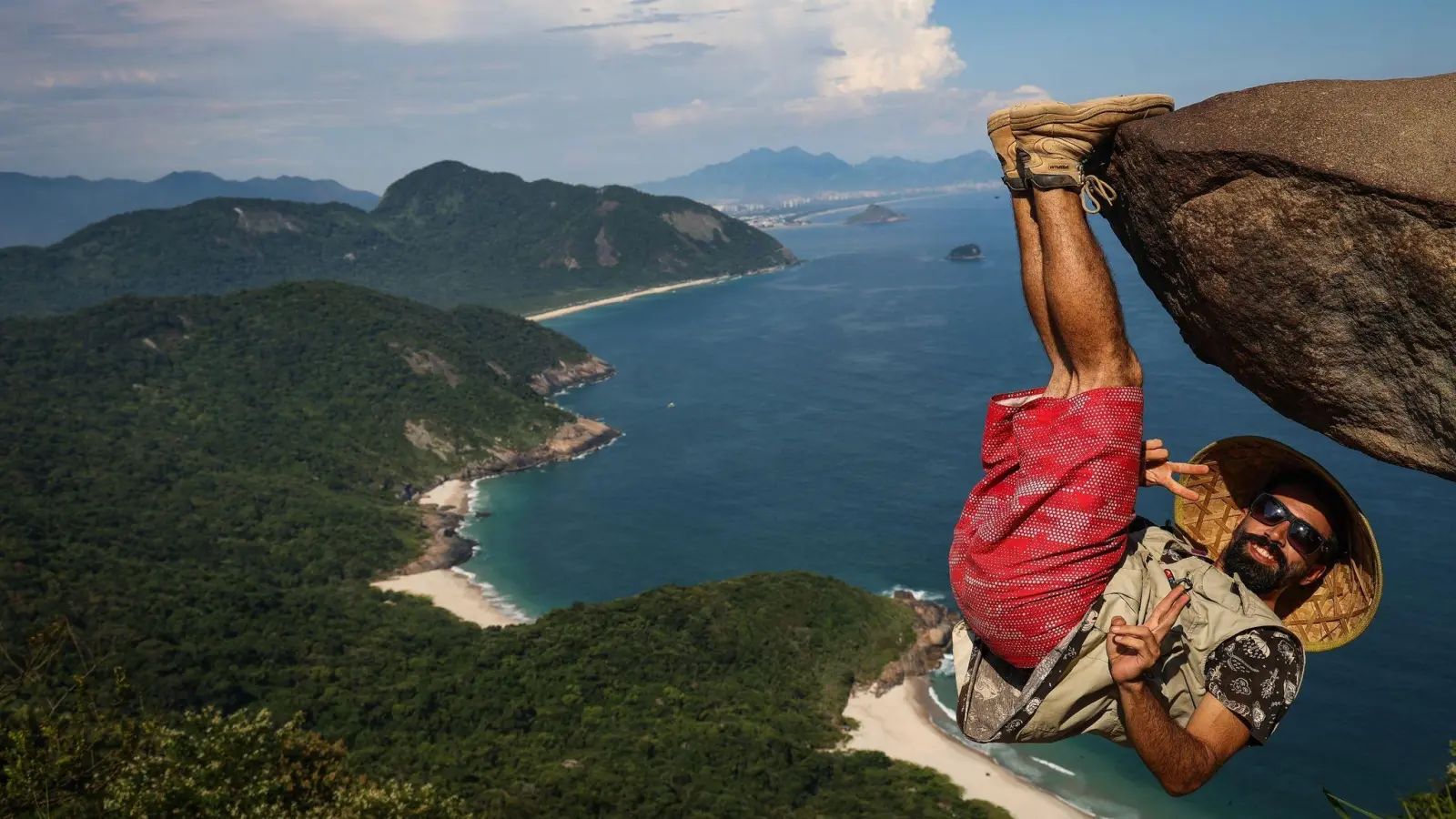 Ein Mann hängt für ein Bild an dem Felsen „Pedra do Telegrafo“ bei Rio de Janeiro. (Bild: Aline Massuca/)