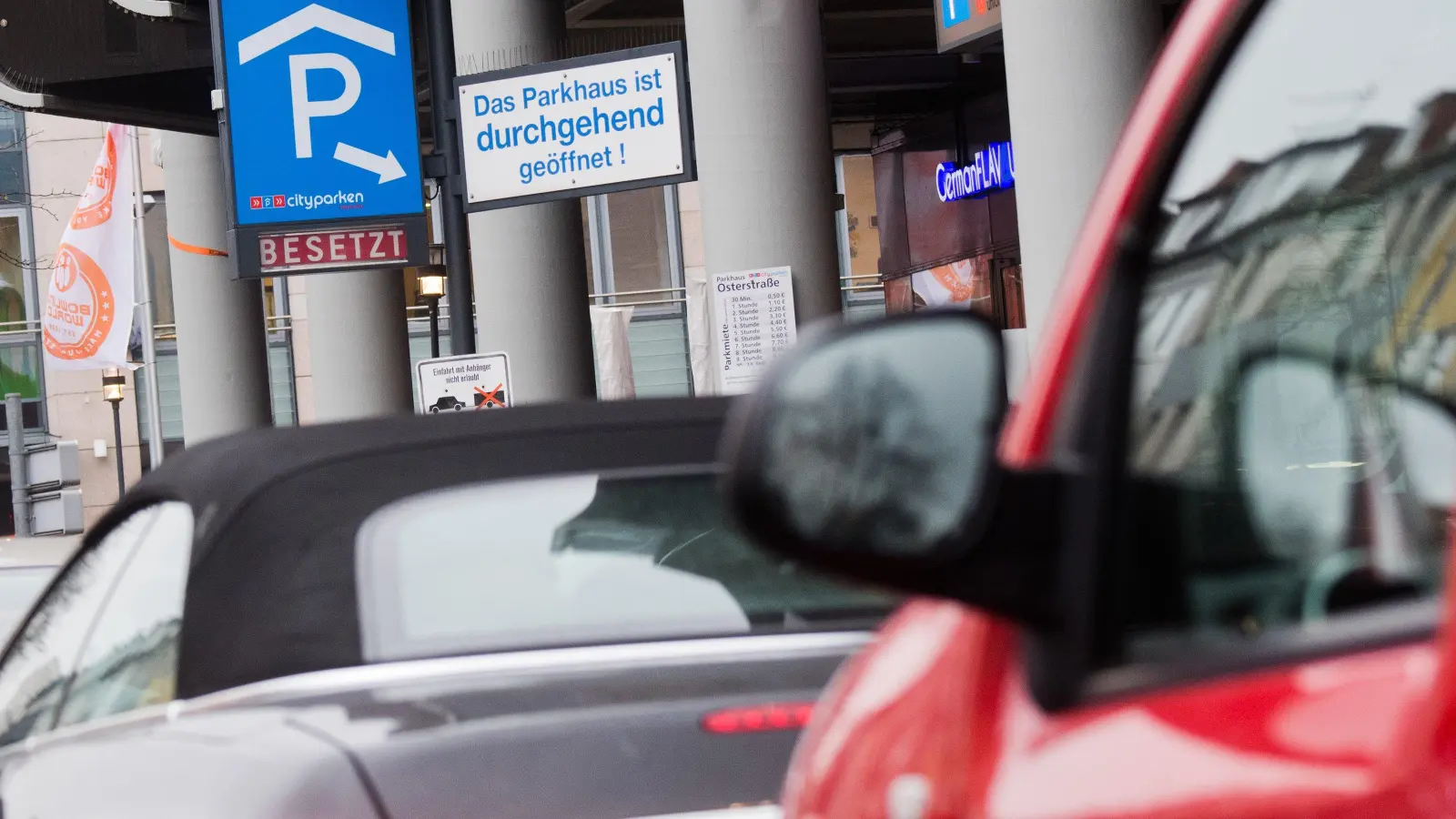 Amberg will durch Kurzzeitparkplätze die Parksituation verbessern. (Symbolbild: Julian Stratenschulte)