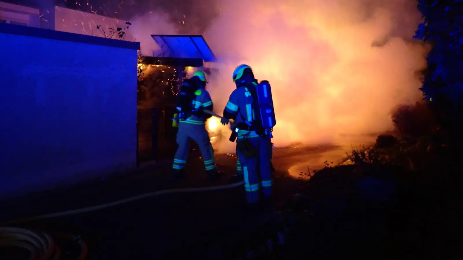 Am Donnerstagabend hat es in einem Gartenhaus in der Sandgasse in Regensburg gebrannt. (Bild: Berufsfeuerwehr Regensburg)