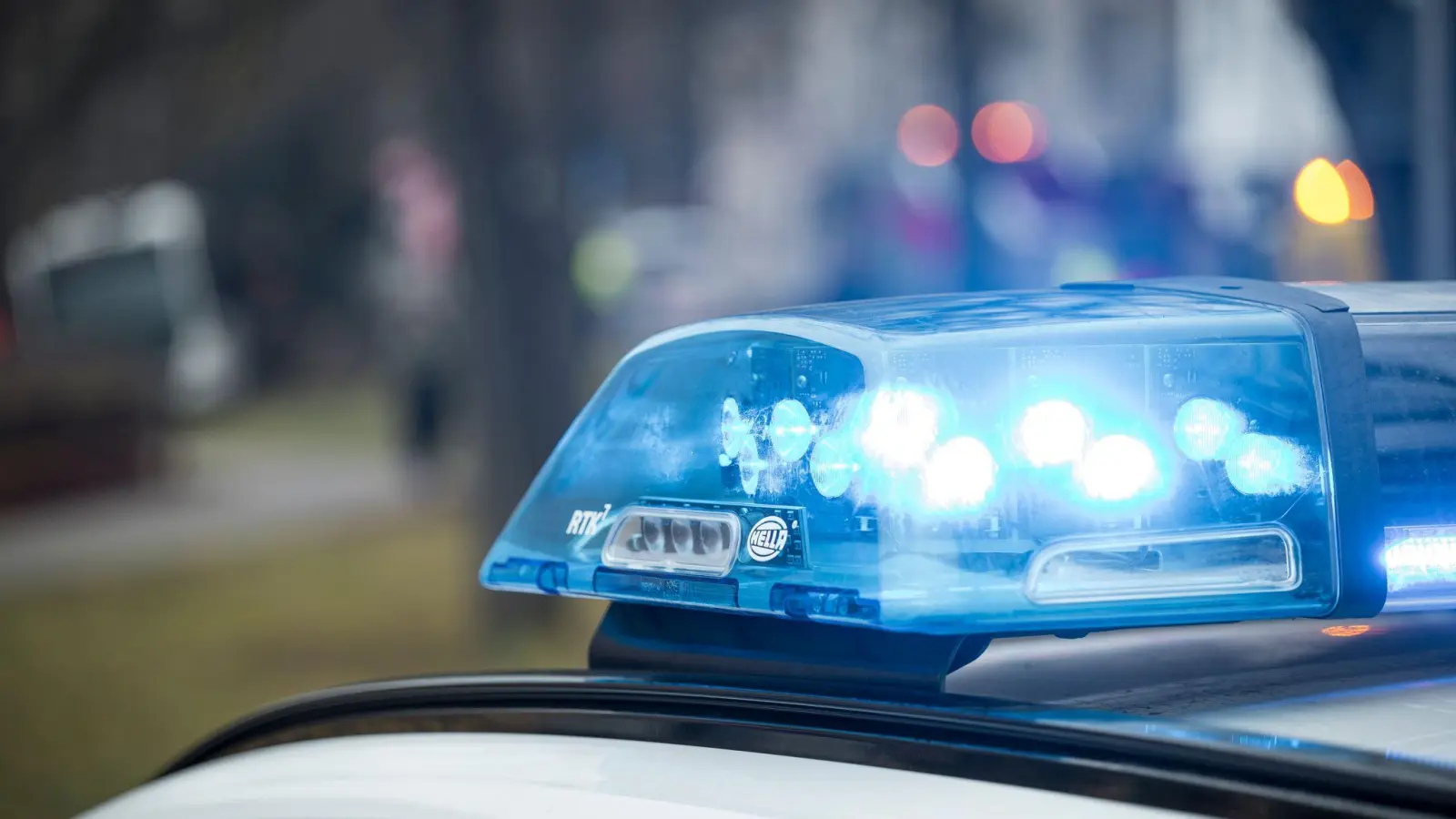 Ein geparkter Opel wurde in Amberg beschädigt, der Verursacher flüchtete. Die Polizei ermittelt. (Symbolbild: Daniel Vogl/dpa)