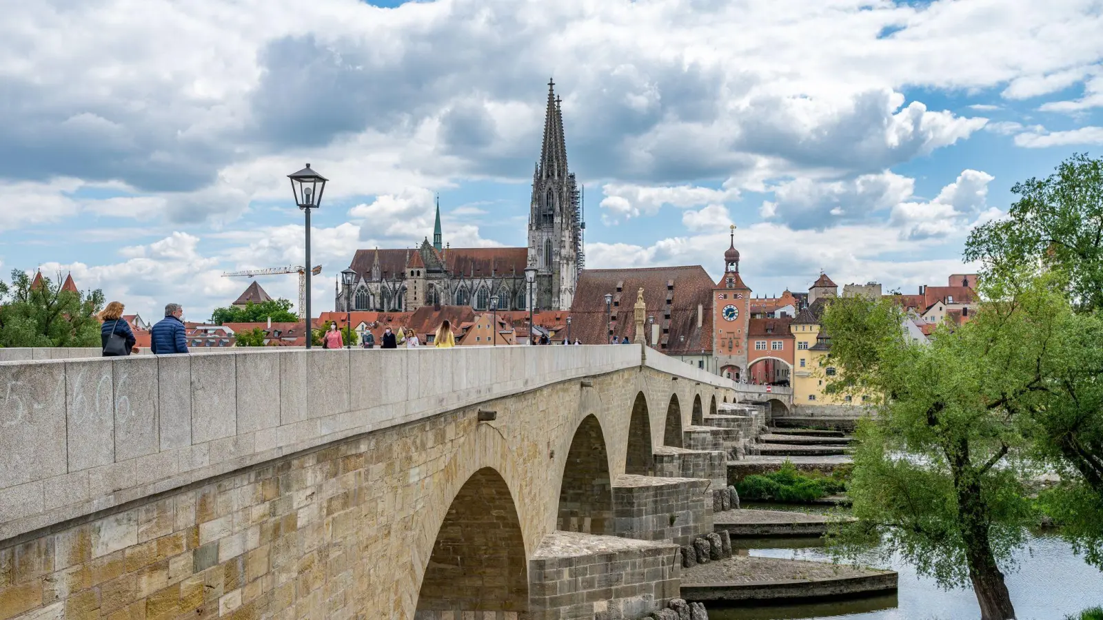 Die Steinerne Brücke führt über die Donau zur Altstadt von Regensburg. (Archivbild) (Bild: Armin Weigel/dpa)