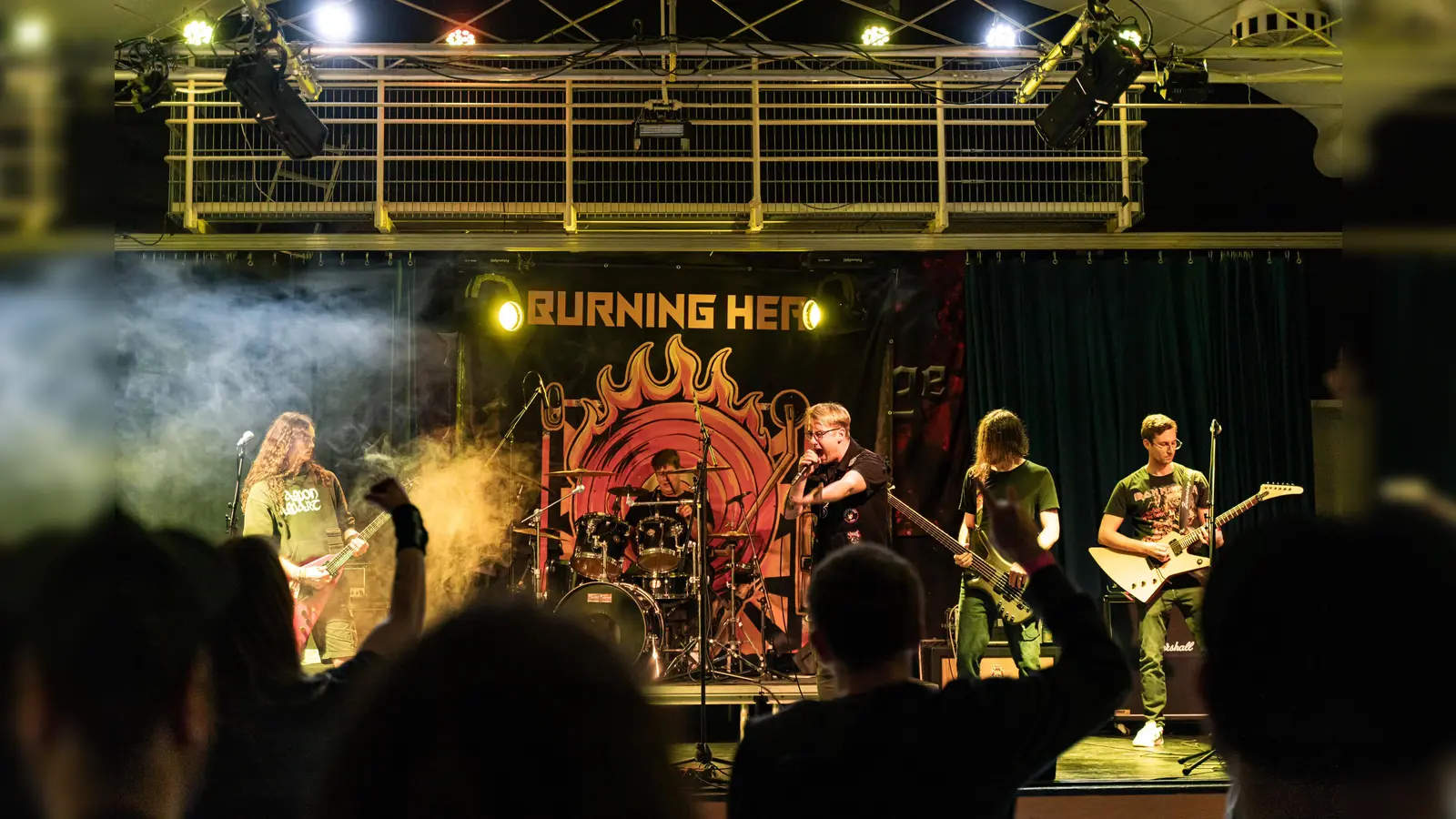 Die Jungs von Burning Head sind (von links) Moritz Erlbacher (Gitarre), Tobias Hierold (Drums), Ferdinand Stich (Vocals), Yannic Wimber (Drums) und Stefan Hierold (Gitarre). (Bild: digitalstandart)