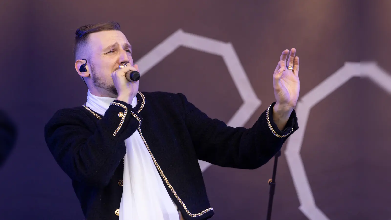 Der deutsche Rapper Alligatoah steht beim Open-Air-Festival „Rock im Park” auf der Bühne.  (Bild: Daniel Karmann)