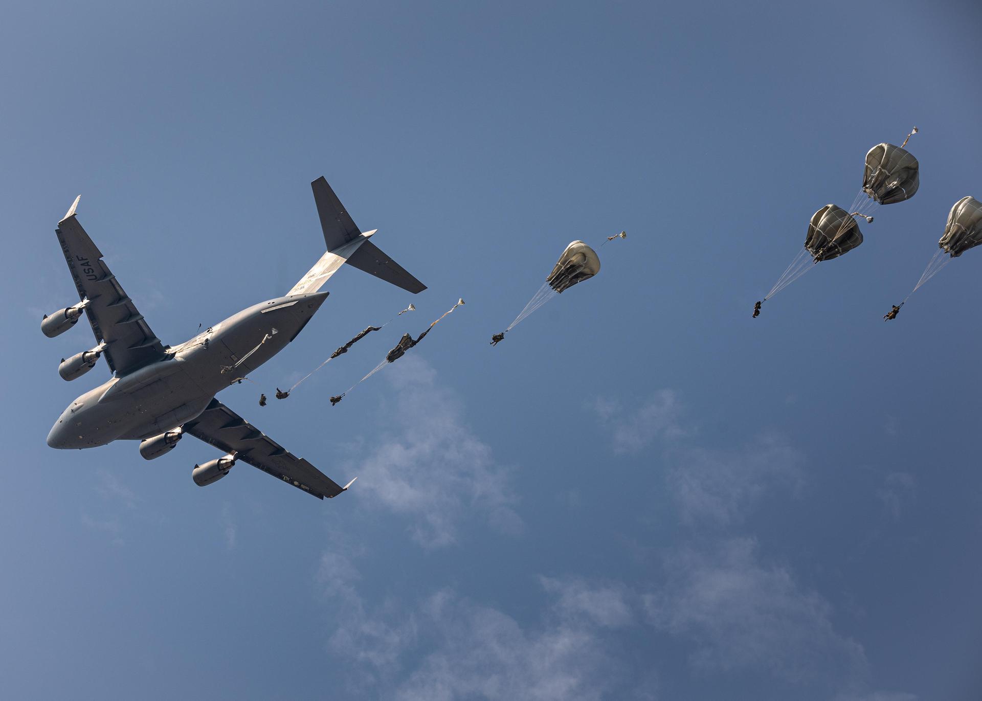 Auch Fallschirmjäger kommen zum Einsatz: Die US-Army übt im August und September mit einem Großaufgebot an Soldaten und Material in der gesamten Oberpfalz, teils auch nachts.  (Symbolbild: Cpl. Danielle Rayon)