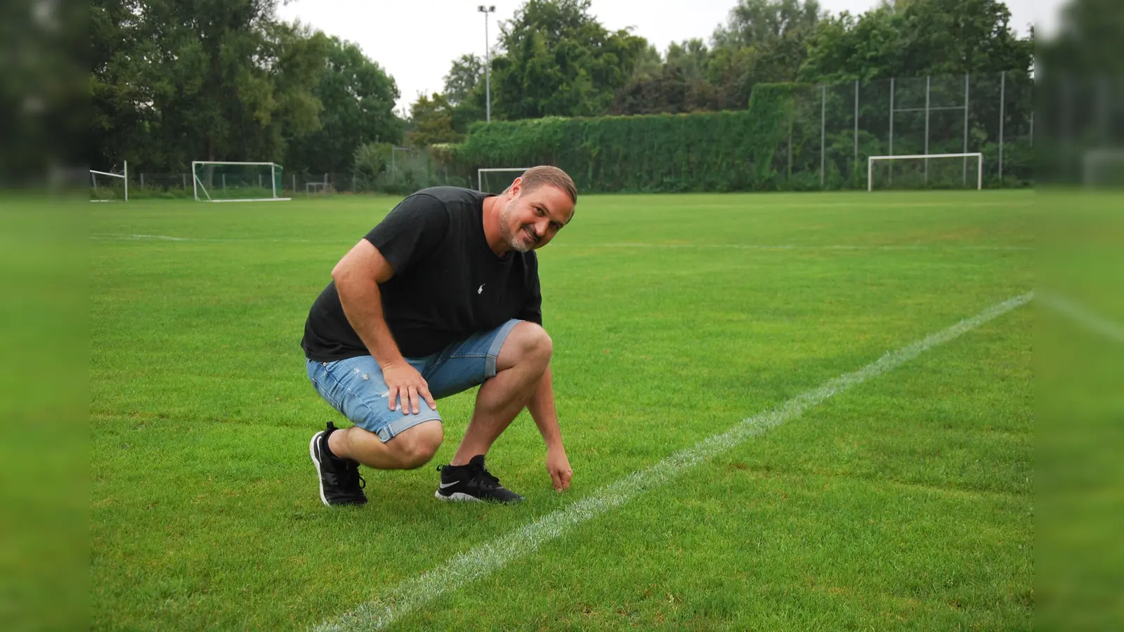 Der Geschäftsführer des TV 1861 Amberg, Sebastian Raß, ist optimistisch, dass der Rasen auf dem Trainingsplatz bald ein Kunstrasen sein wird.  (Bild: gsp)