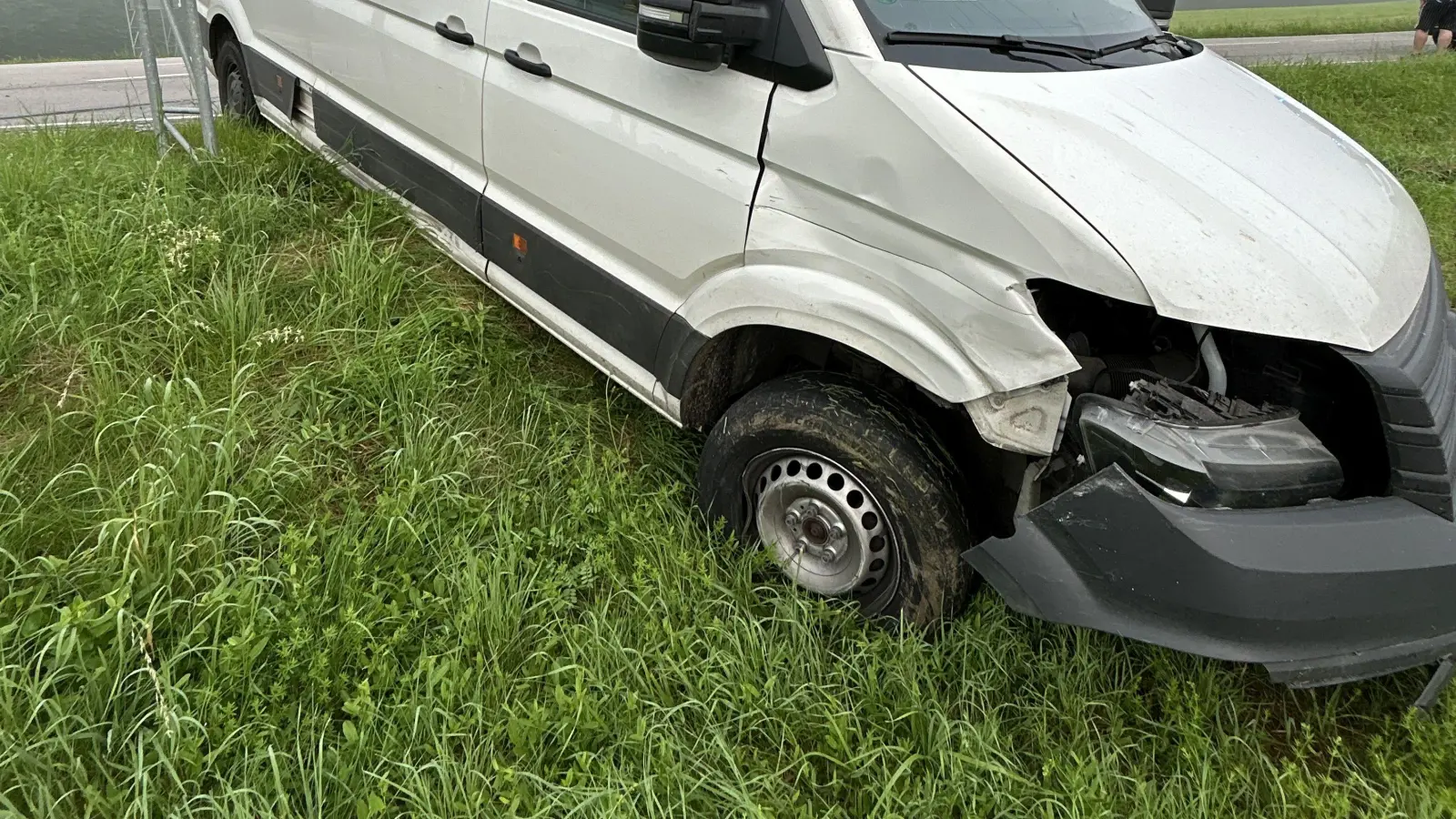 Dem Transporter wurde durch den Zusammenstoß die Stoßstange weggerissen. Er war nicht mehr fahrfähig. (Symbolbild: Polizeiinspektion Sulzbach-Rosenberg/exb)