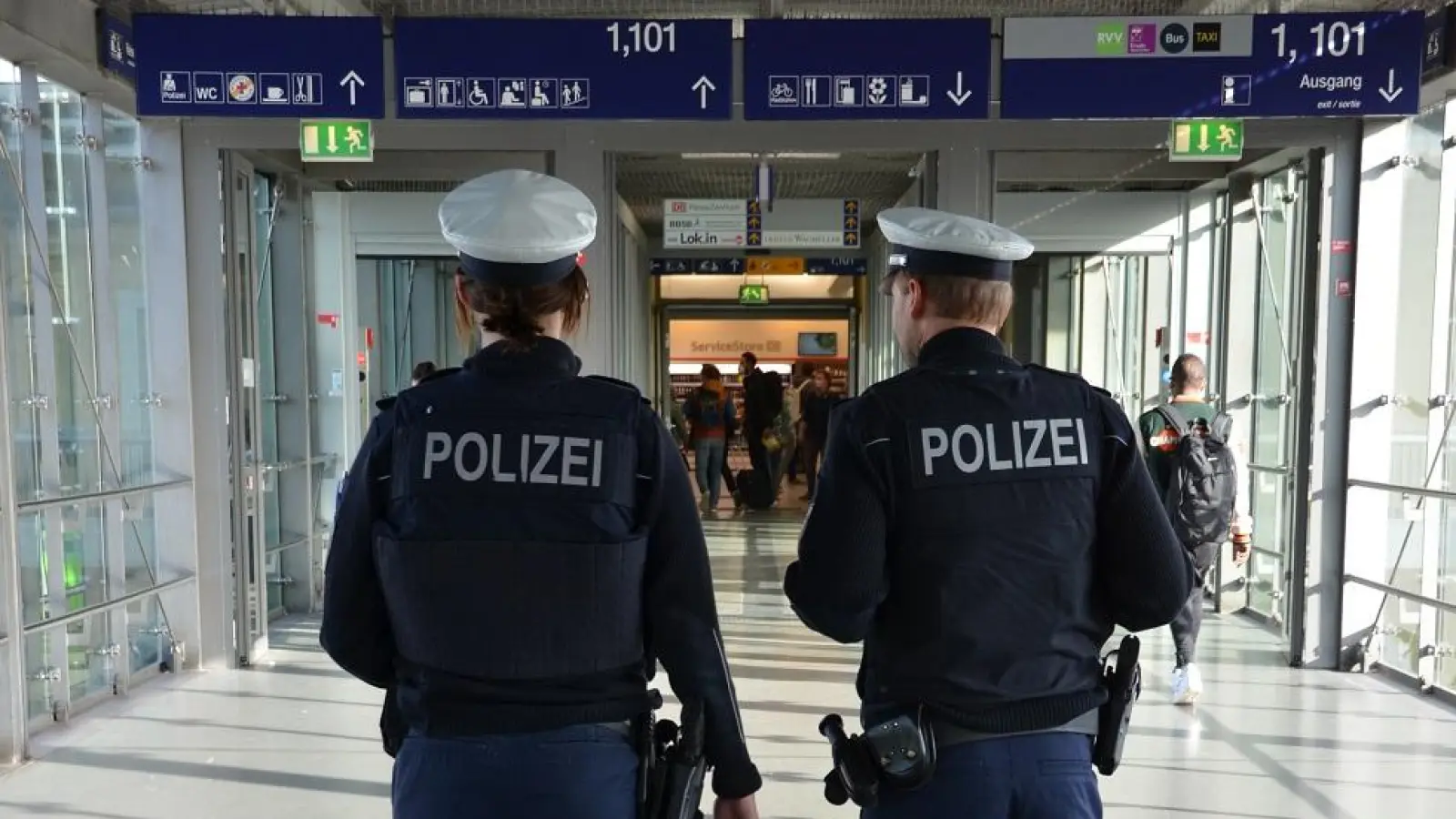 Die Polizei ermittelt nun wegen Körperverletzung gegen einen 29-Jährigen. Der Mann hatte am Mittwochnachmittag eine 26-Jährige während eines Streits am Hals gepackt. (Symbolbild: Bundespolizei)